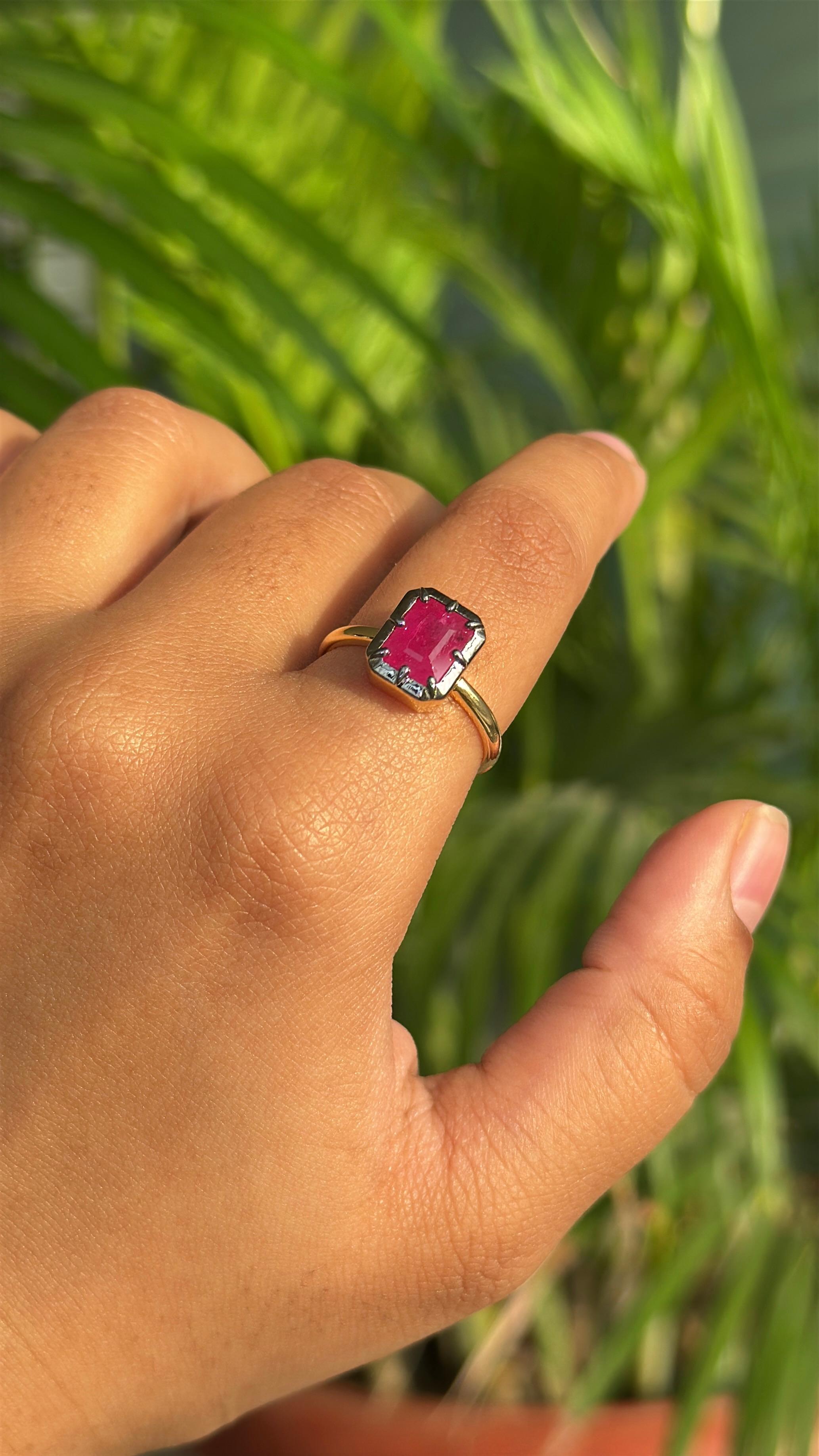 Im Angebot: Statement-Ring mit 2,2 Karat Rubin im Smaragdschliff aus 18 Karat Gelbgold mit schwarzem Rhodium () 12