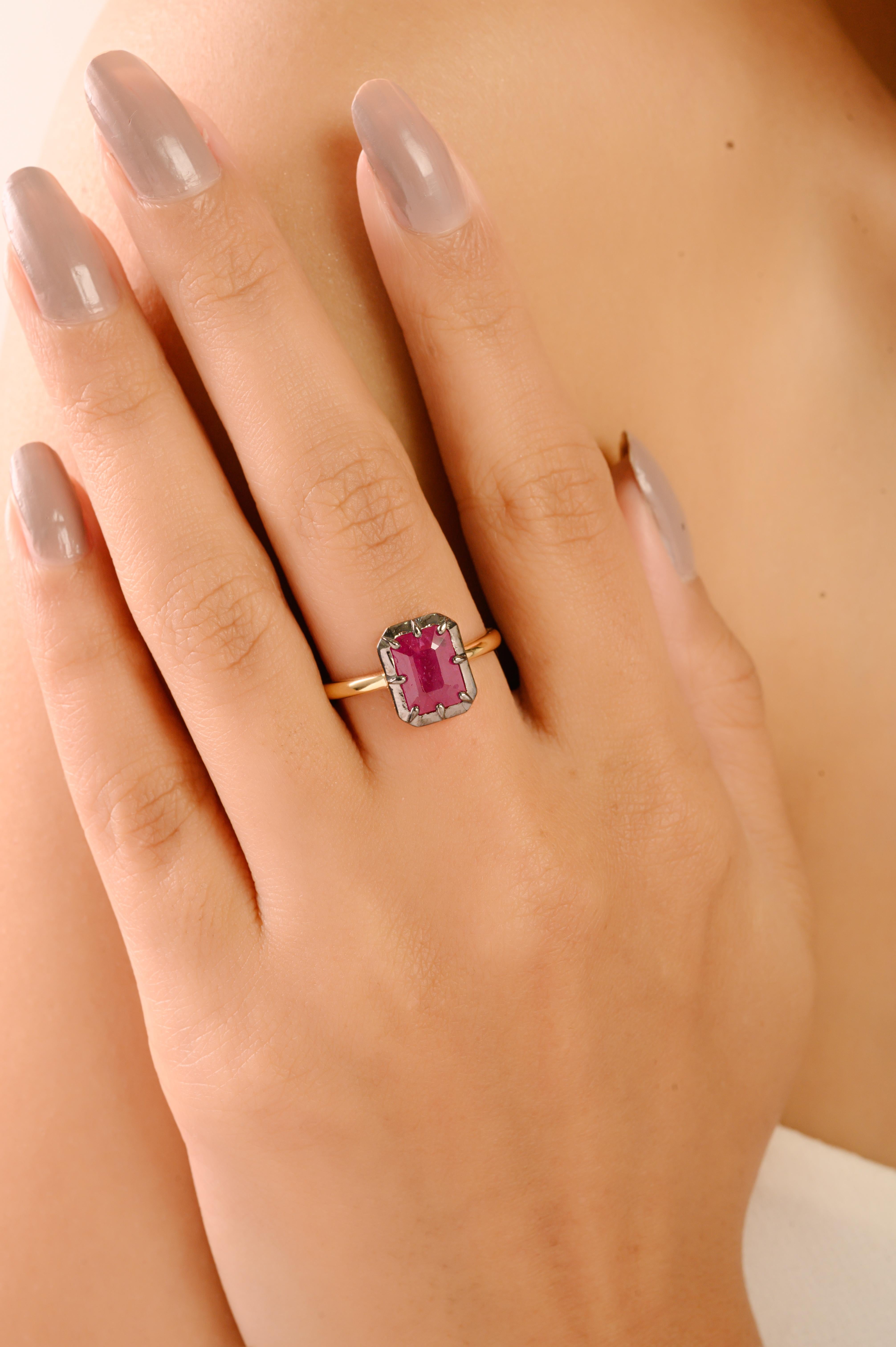 Im Angebot: Statement-Ring mit 2,2 Karat Rubin im Smaragdschliff aus 18 Karat Gelbgold mit schwarzem Rhodium () 2