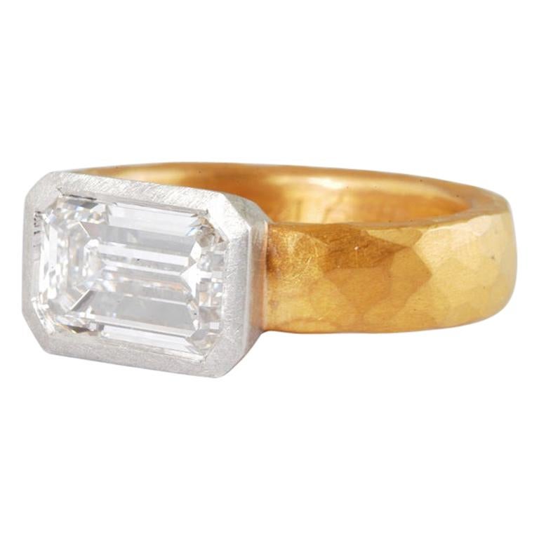 Bague martelée en or 22 carats avec diamant taille émeraude serti en platine 2,45 carats certifié GIA