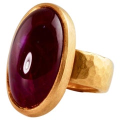 Anillo de oro de 22 quilates con gran rubí cabouchon oval de 27,50 quilates