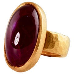 Bague en or 22 carats avec grand rubis cabouchon ovale de 27,50 carats