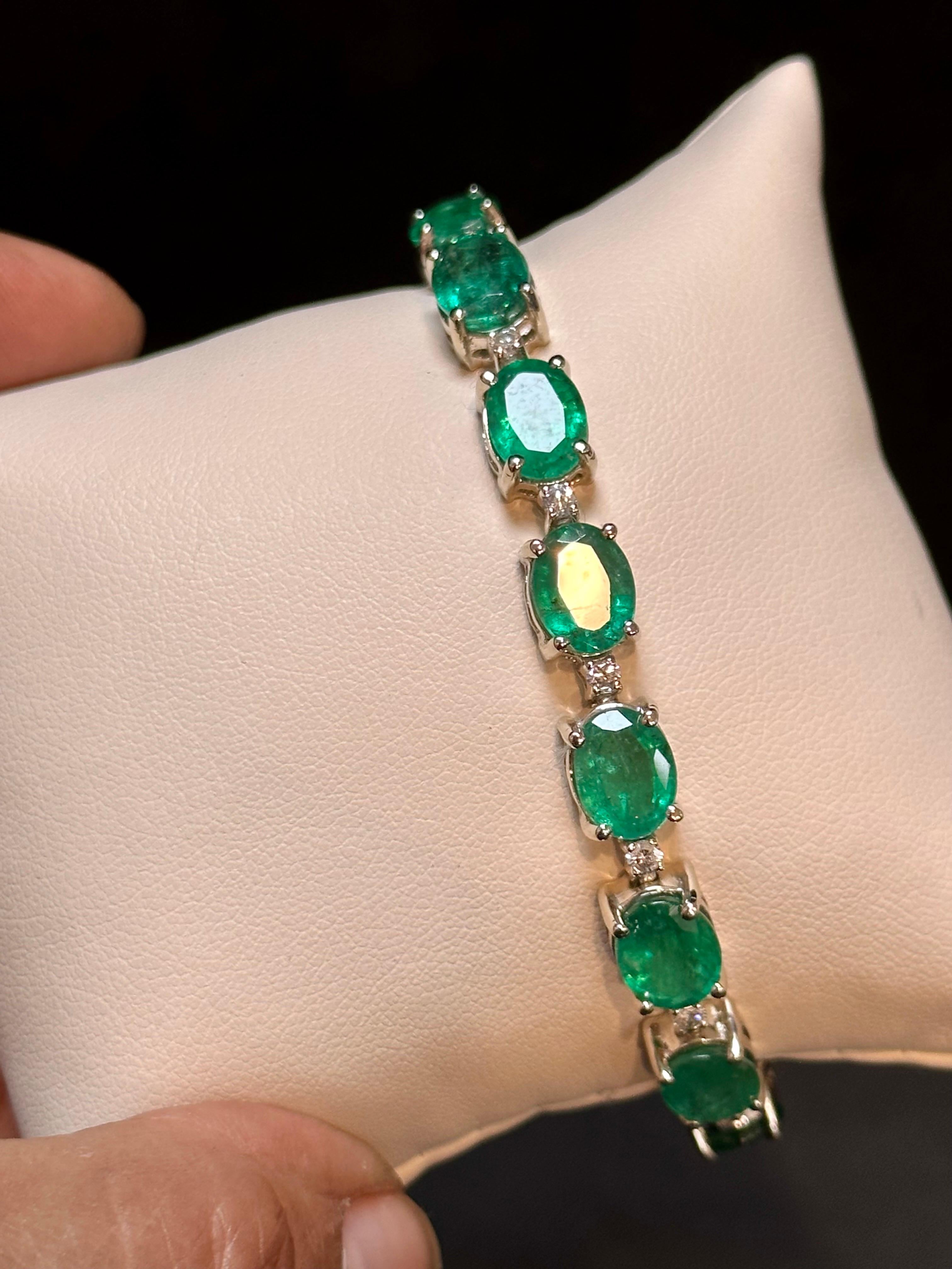 22 Carat Natural Brazilian Emerald & Diamond Tennis Bracelet 14 Kt Yellow Gold For Sale 6