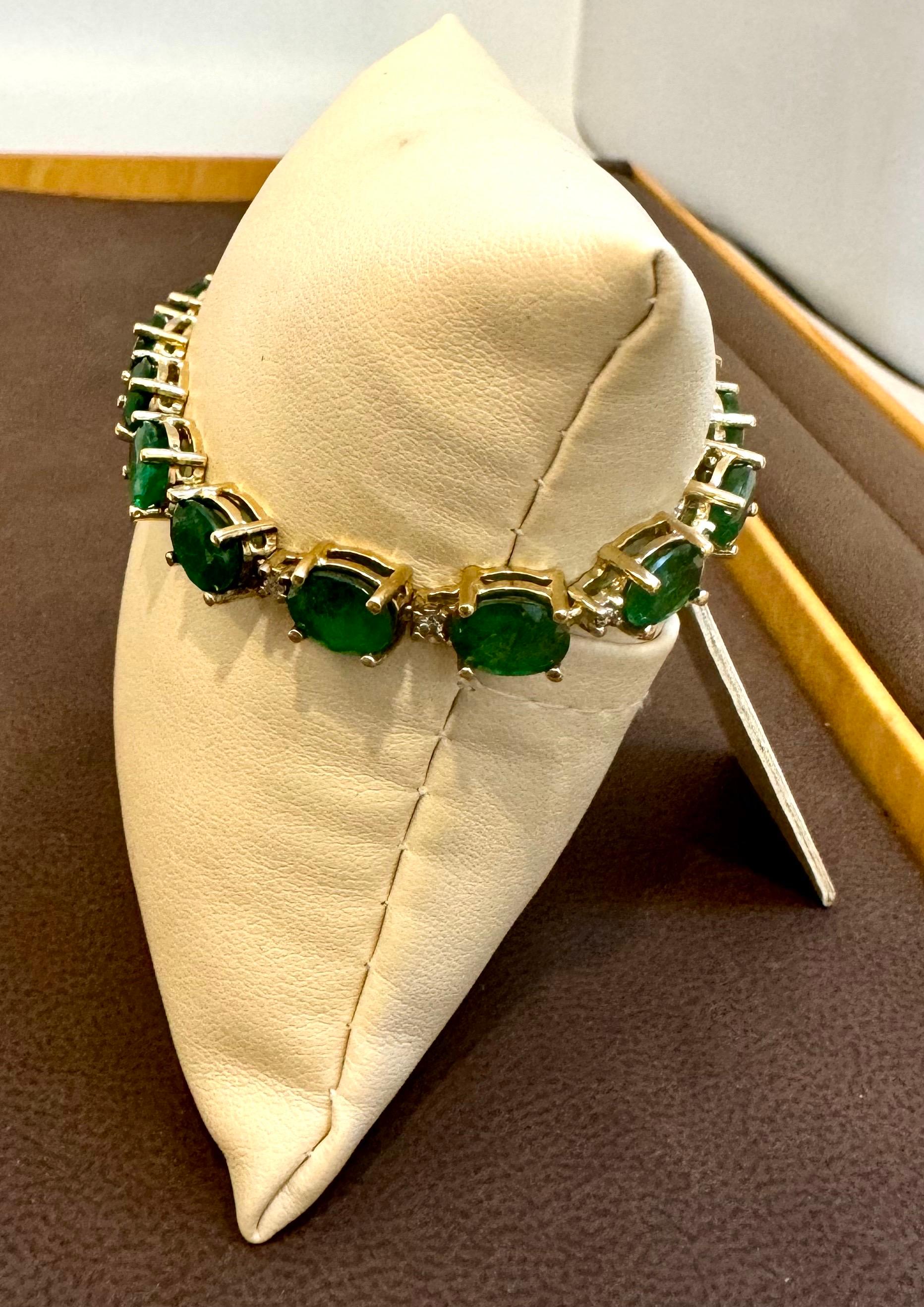 22 Carat Natural Brazilian Emerald & Diamond Tennis Bracelet 14 Kt Yellow Gold For Sale 1