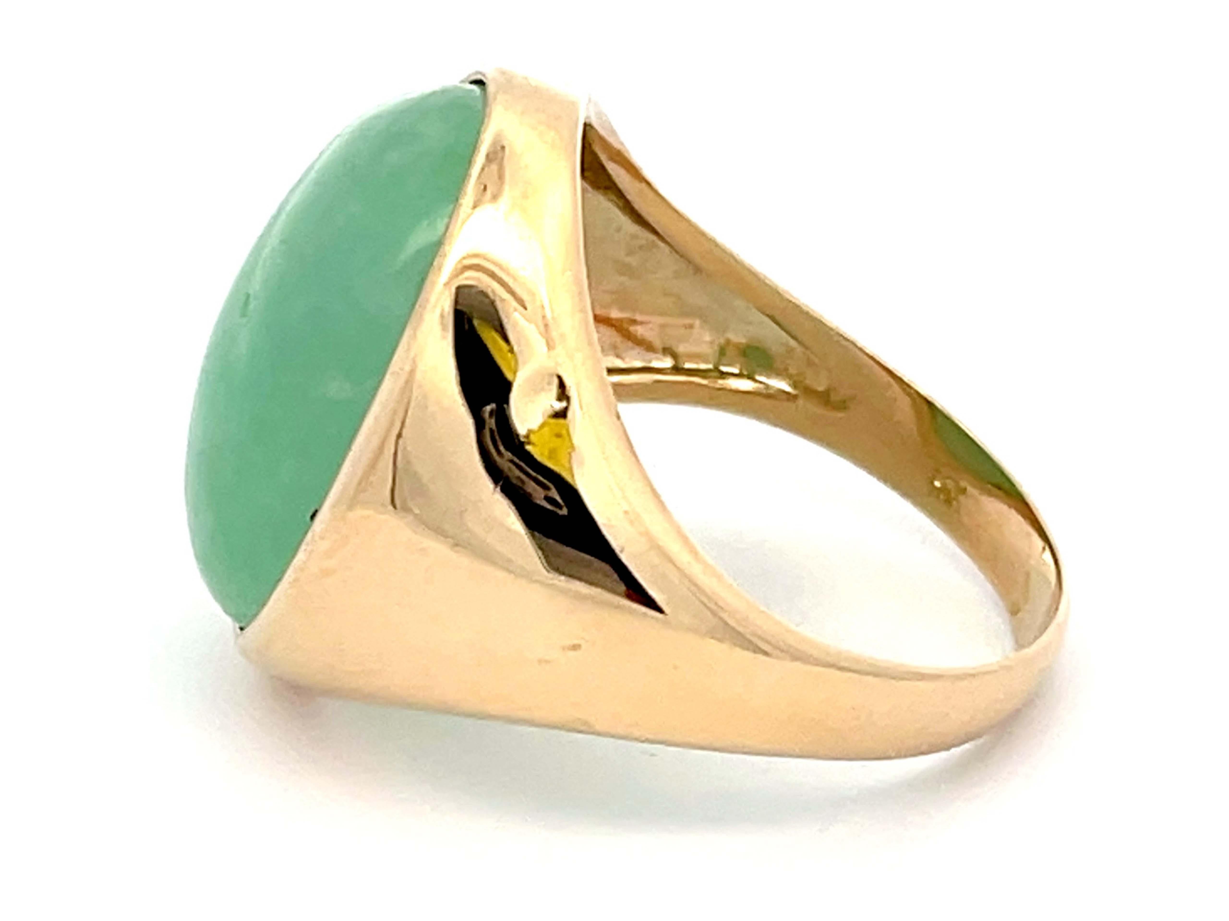 Women's 22 Carat Oval Cabochon Green Jade Ring in 14k Yellow Gold For Sale