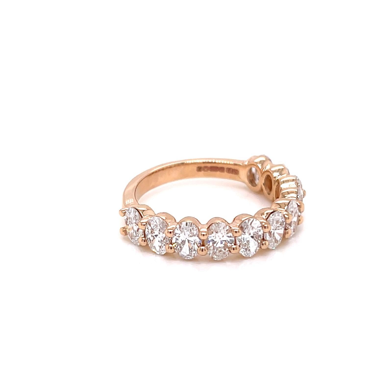 Anillo de media eternidad con diamante oval de 2,2 quilates engastado en oro amarillo de 18 quilates

Este elegante anillo de diamantes presenta múltiples óvalos  Diamantes con un peso total de 2,2 quilates de color F y claridad VS. Esto significa