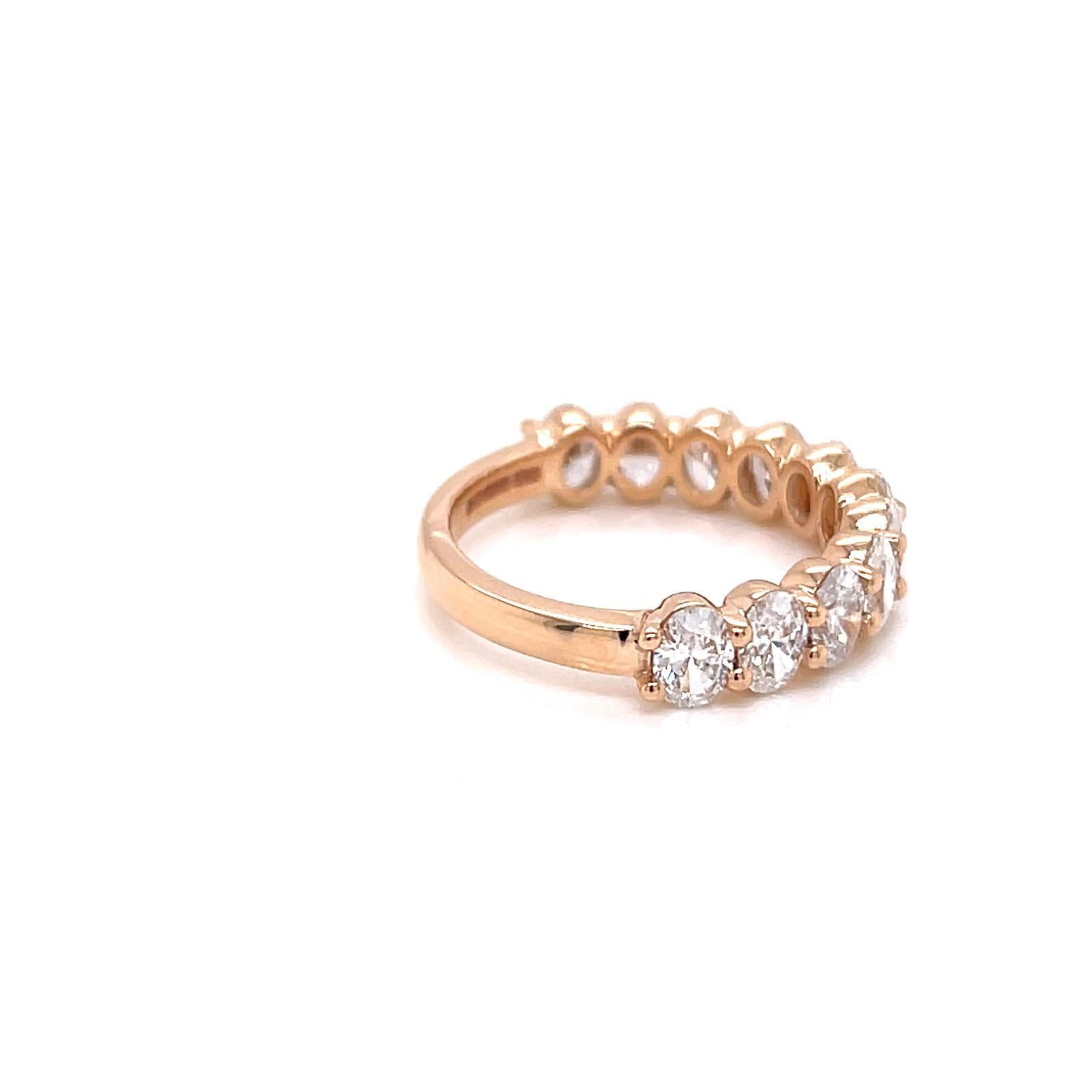 Anillo de media eternidad con diamante oval de 2,2 quilates engastado en oro amarillo de 18 quilates Contemporáneo en venta