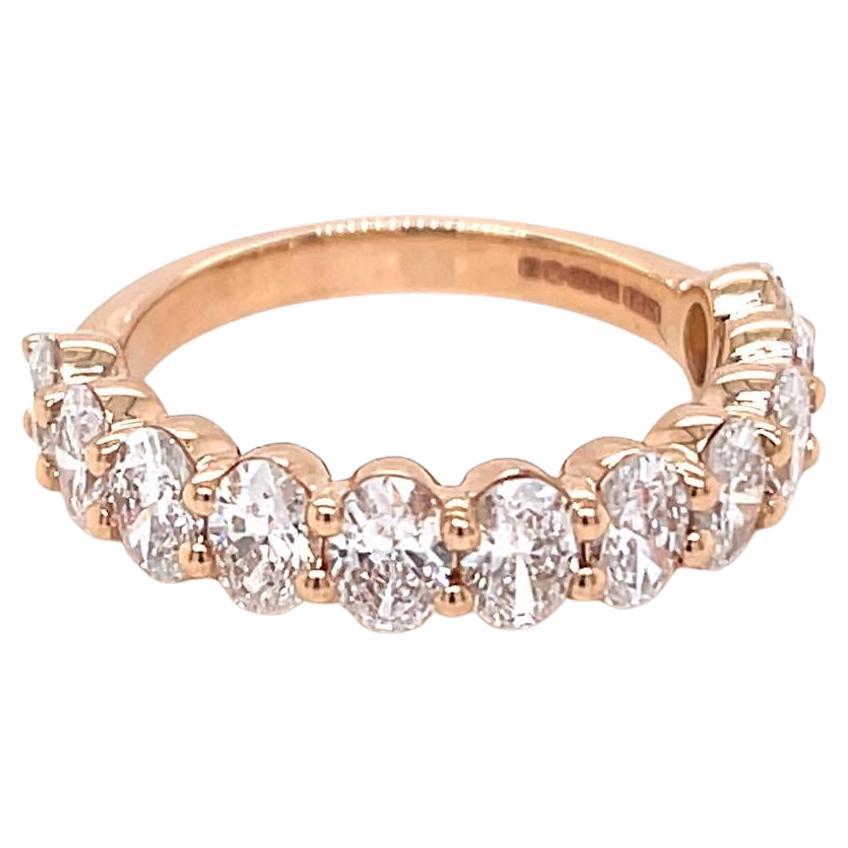 Anillo de media eternidad con diamante oval de 2,2 quilates engastado en oro amarillo de 18 quilates en venta