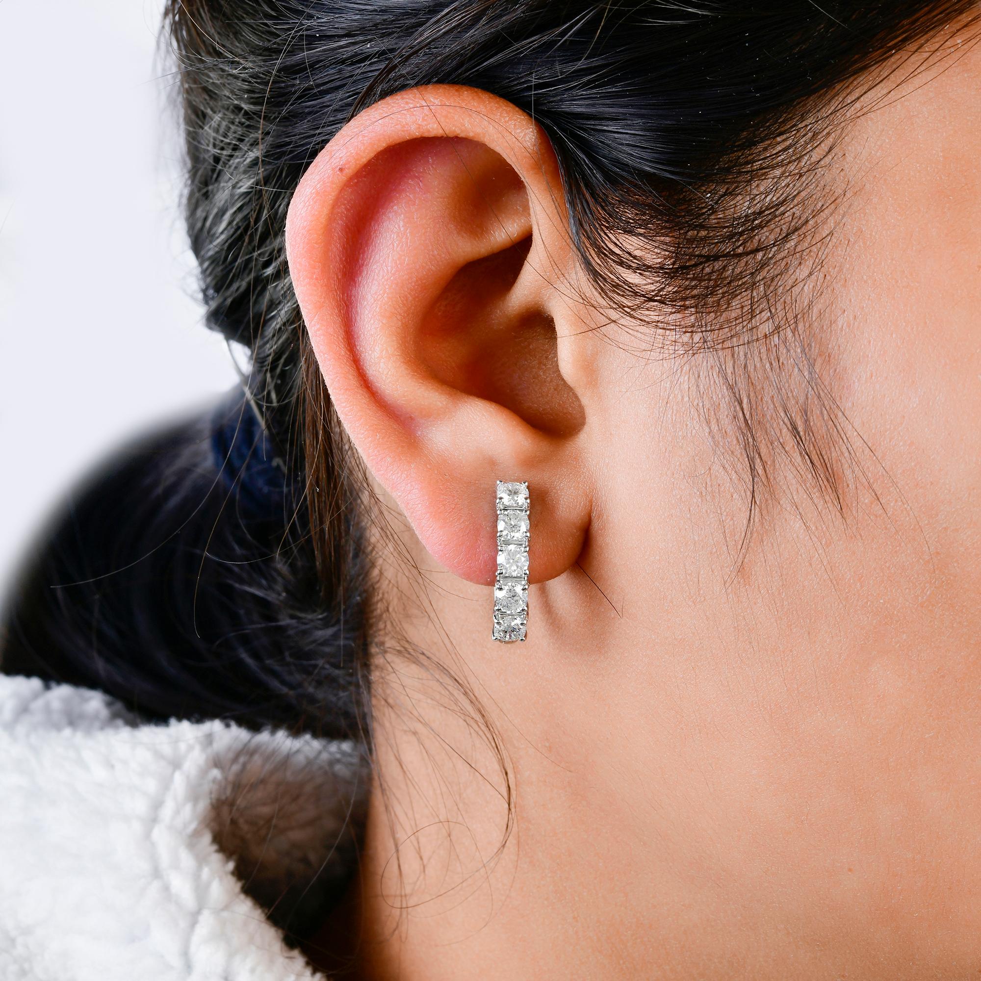 Estos pendientes de aro pequeños de oro blanco de 14 quilates con diamantes de 2,2 quilates, claridad SI y color HI, tienen diamantes de talla redonda incrustados en la parte delantera de los pendientes de aro. 
Los diamantes son un símbolo