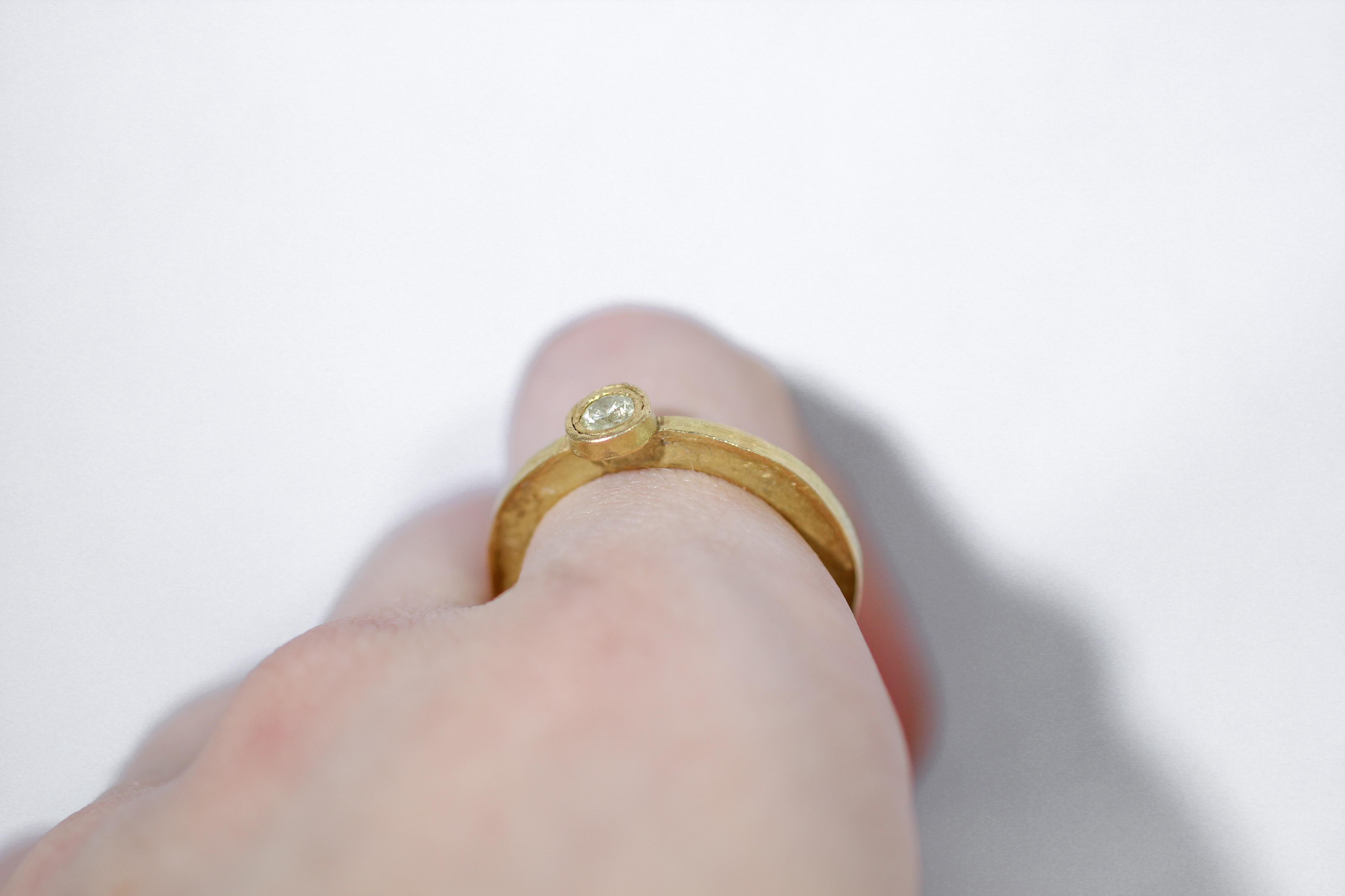 Bague de fiançailles de mariage alternative en or 18 carats recyclé avec diamant jaune 0,22 carat en vente 4
