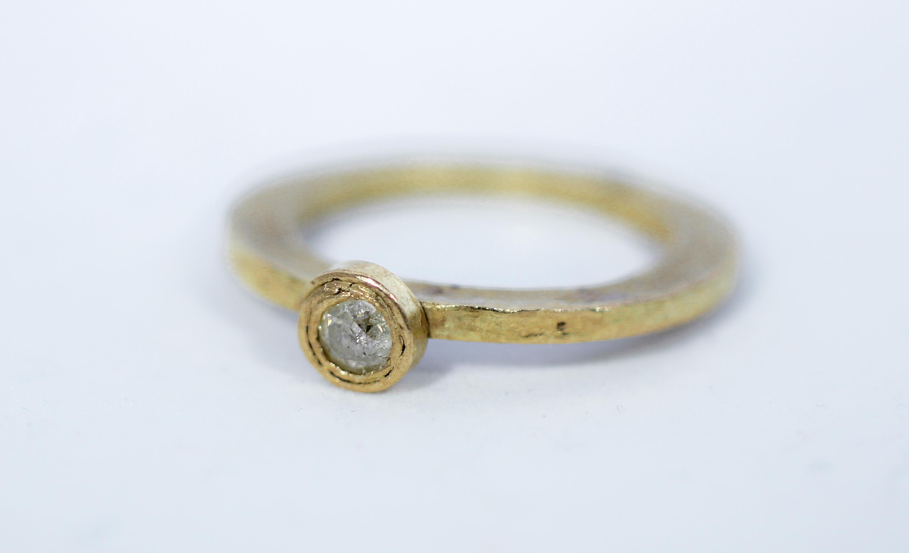 Contemporain Bague de fiançailles de mariage alternative en or 18 carats recyclé avec diamant jaune 0,22 carat en vente