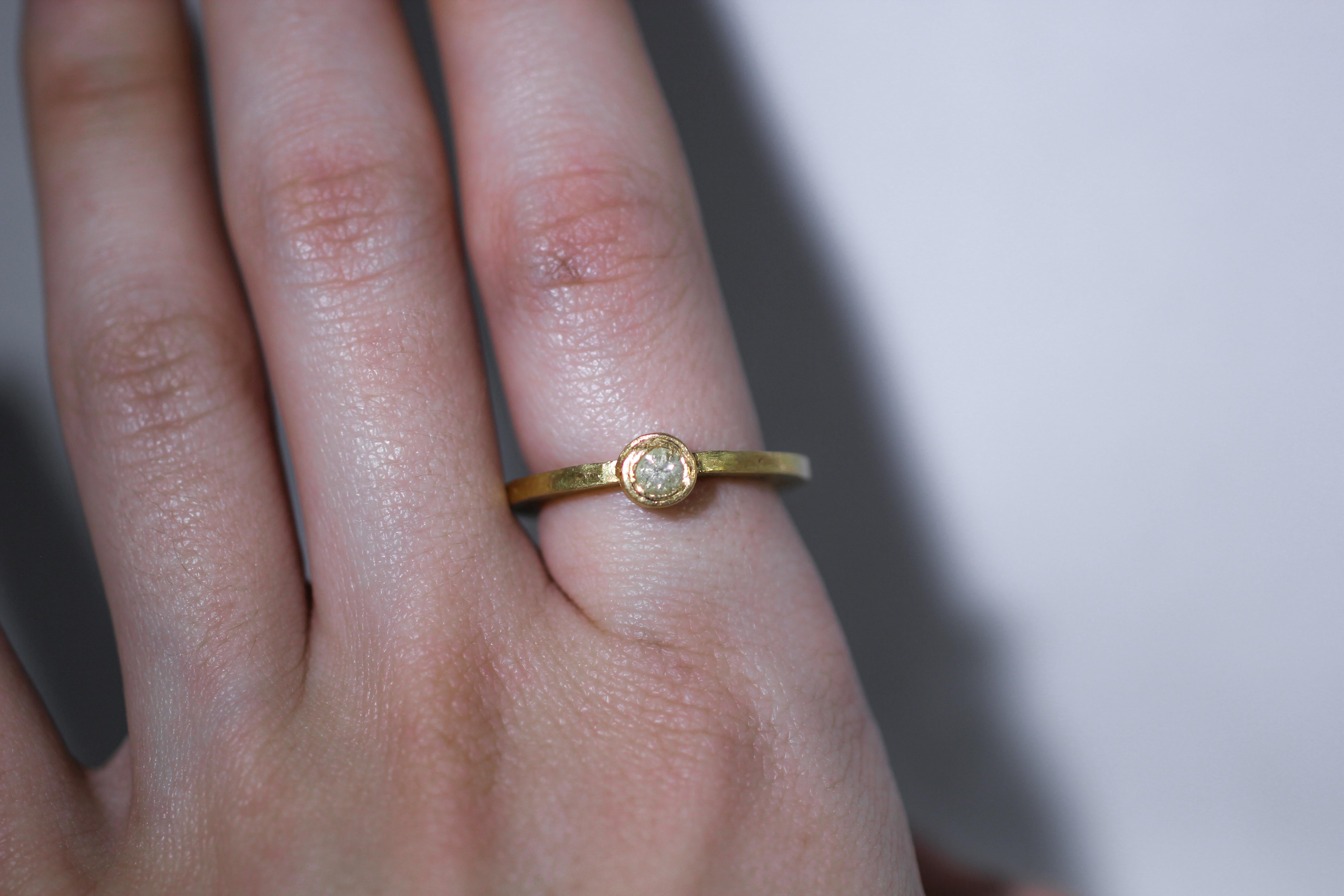 Bague de fiançailles de mariage alternative en or 18 carats recyclé avec diamant jaune 0,22 carat en vente 2