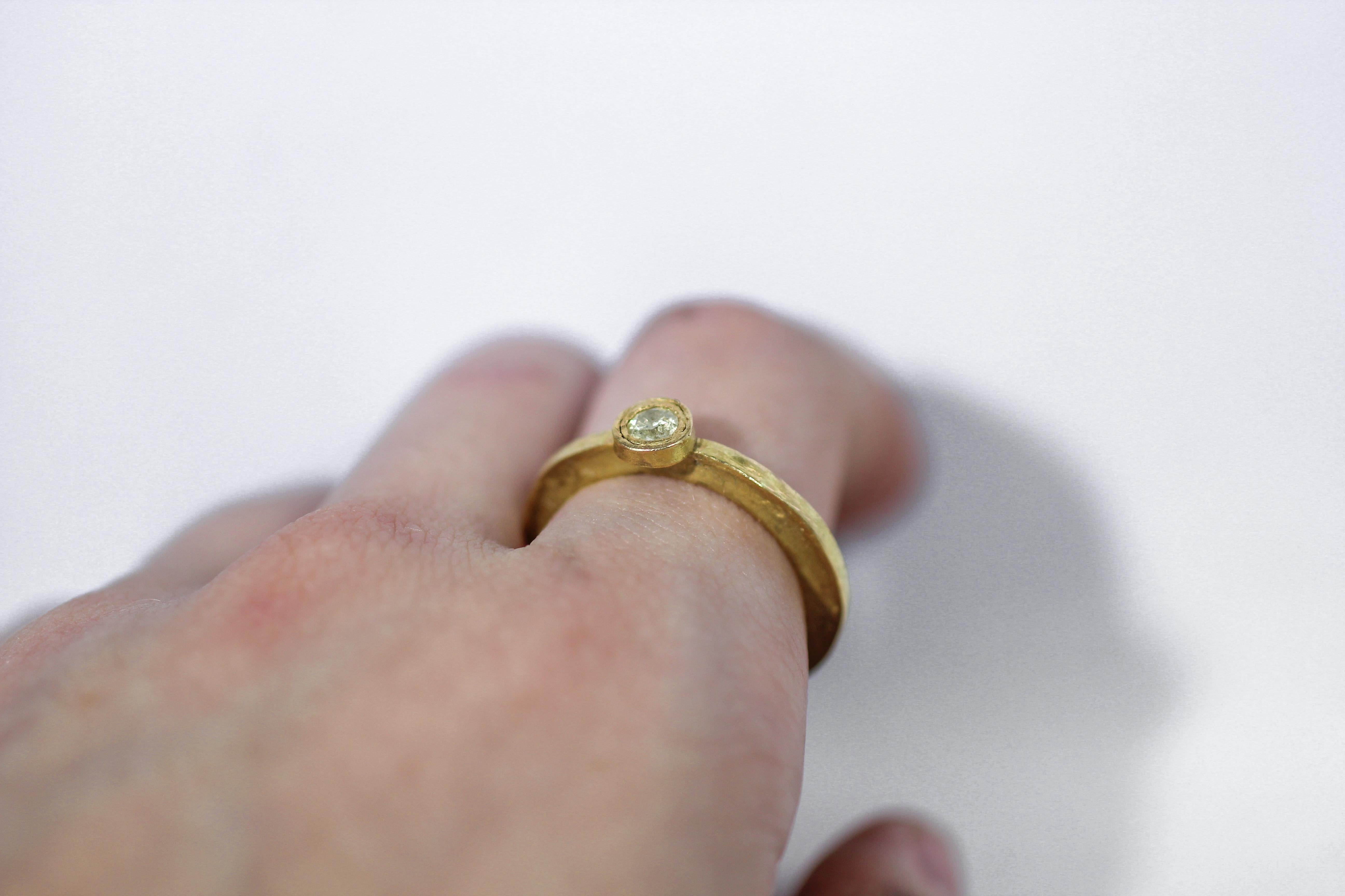 Bague de fiançailles de mariage alternative en or 18 carats recyclé avec diamant jaune 0,22 carat en vente 3