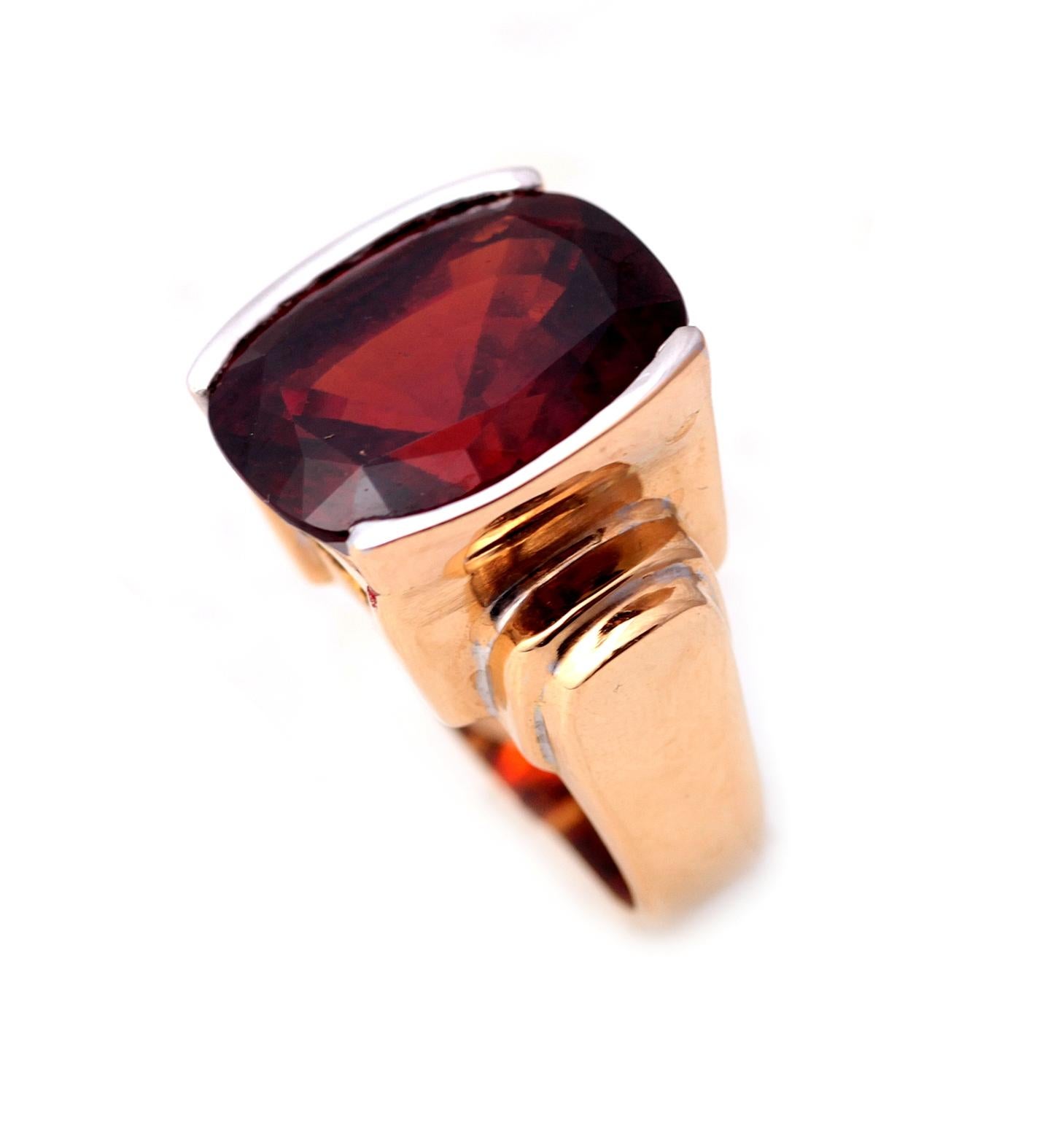 Important and spectacular cocktail ring presenting in the middle a beautiful barrel-shaped Hessonite Garnet.

18K yellow gold and white gold , 750 / 1000eme

Eagle's head Hallmark

Garnet weight: 21.68 carats

Very nice shine!

Ring Dimensions: 18 ×