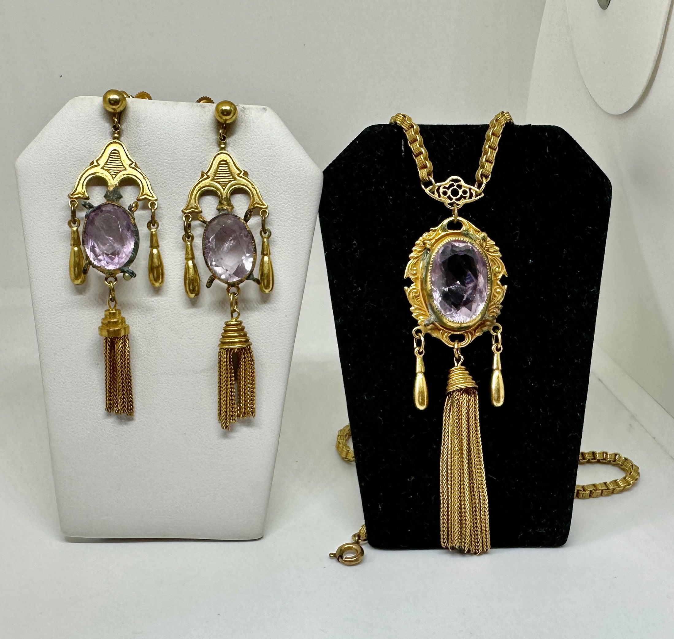 Oval Cut 22 Carats Rose de France Amethyst Earrings Necklace Victorian Fringe Parure 1870 For Sale