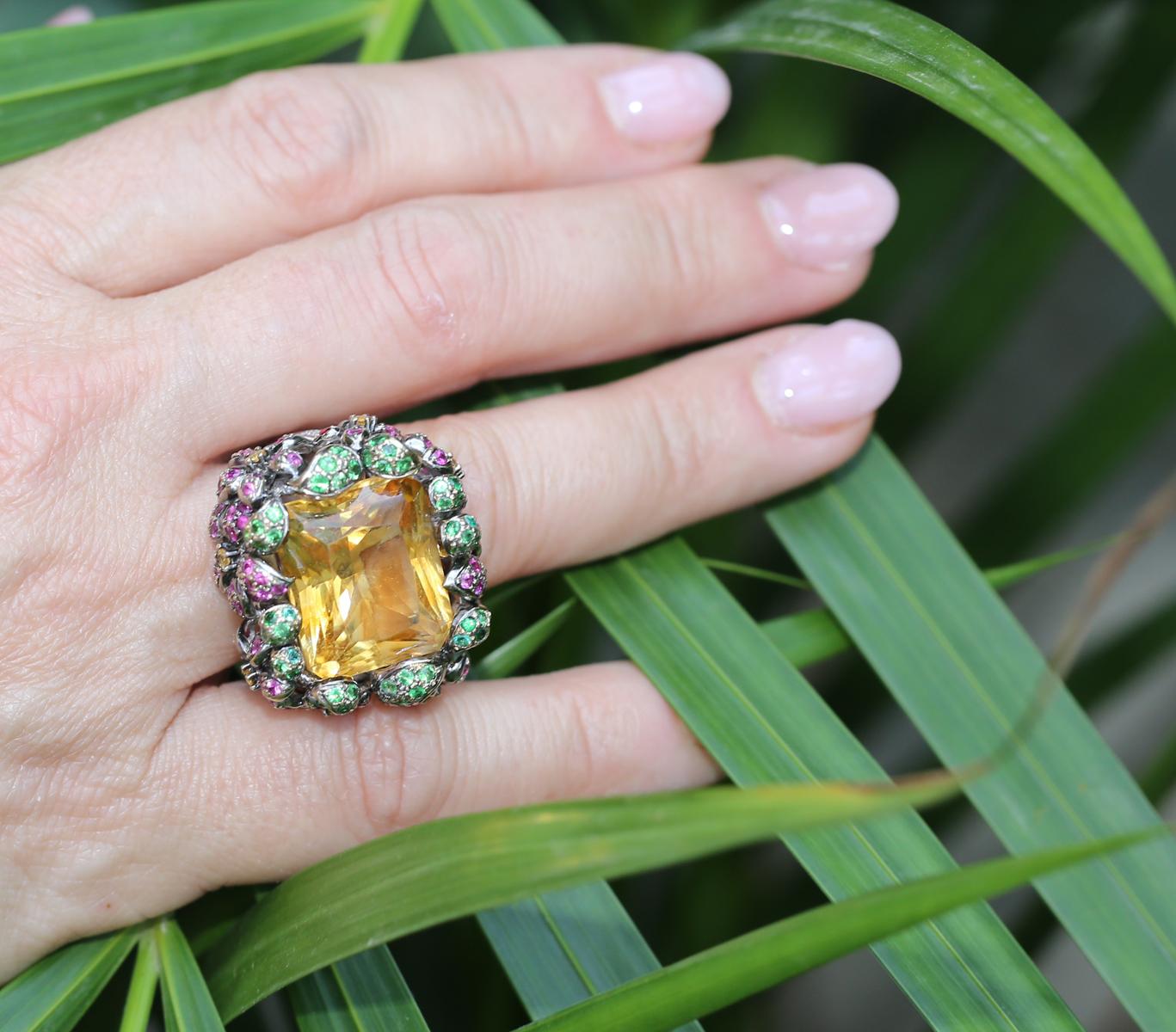 Taille émeraude 22 Ct Citrine Tsavorite Diamants Rubis Bague à grappe florale en or 18K, 2000 en vente