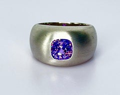 Bague en or blanc 2.2ct saphir violet avec changement de couleur