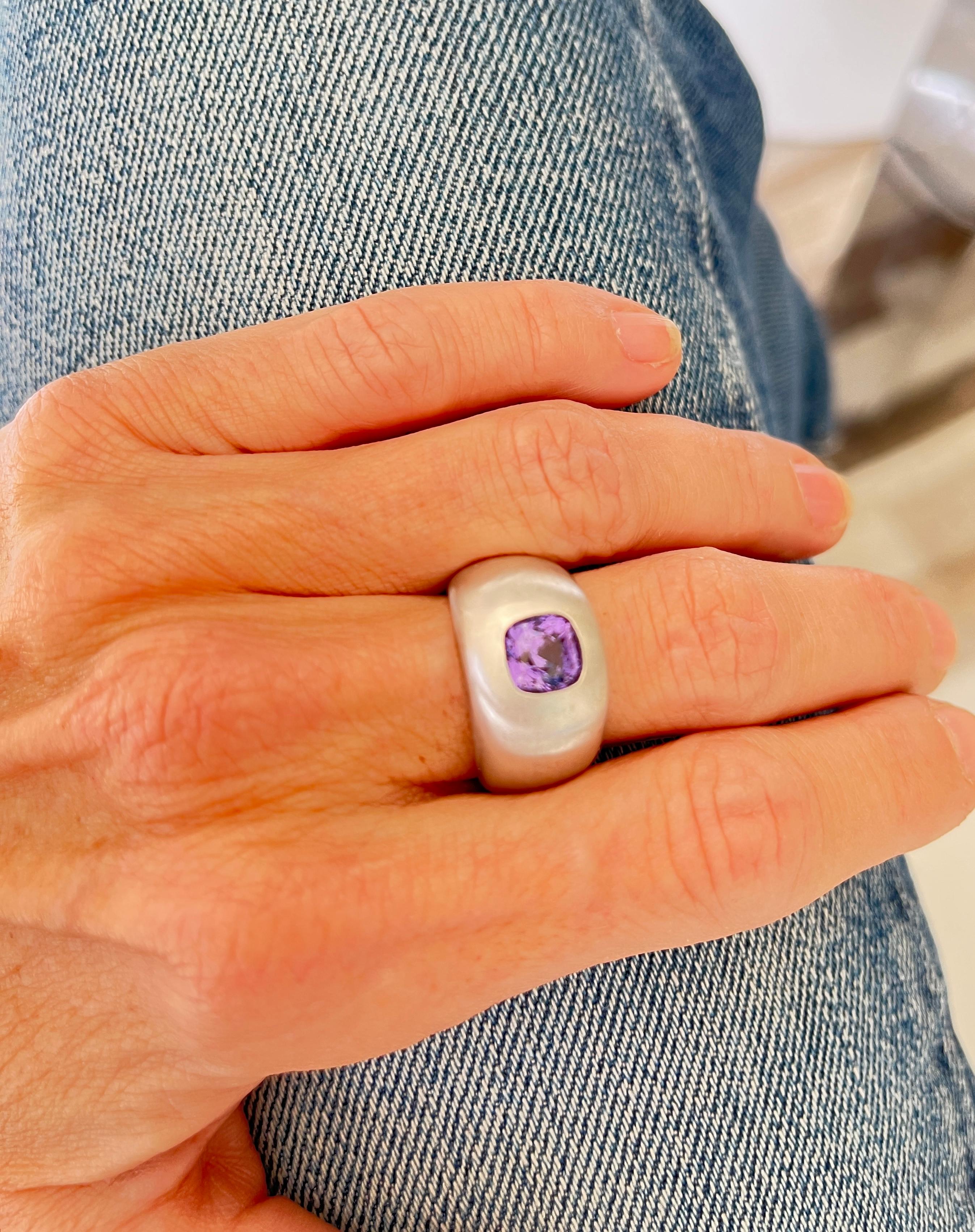 2.2 Karat Farbwechsel lila Saphir in 18 Karat Weißgold Ring gefasst (Kissenschliff) im Angebot