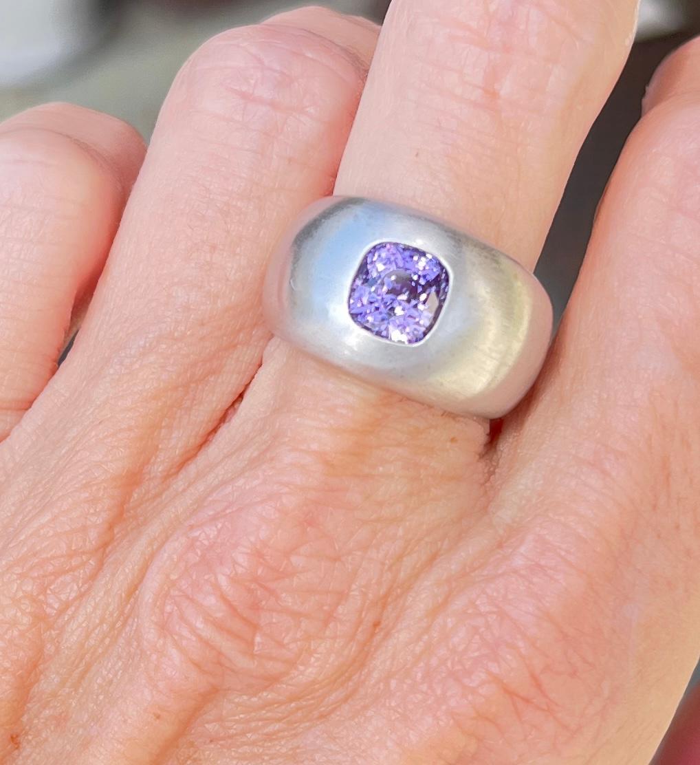 2.2 Karat Farbwechsel lila Saphir in 18 Karat Weißgold Ring gefasst für Damen oder Herren im Angebot