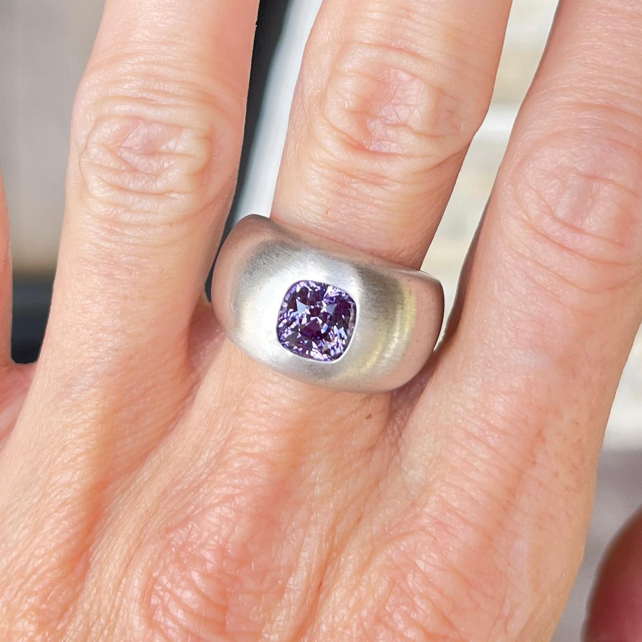 2.2 Karat Farbwechsel lila Saphir in 18 Karat Weißgold Ring gefasst im Angebot 1