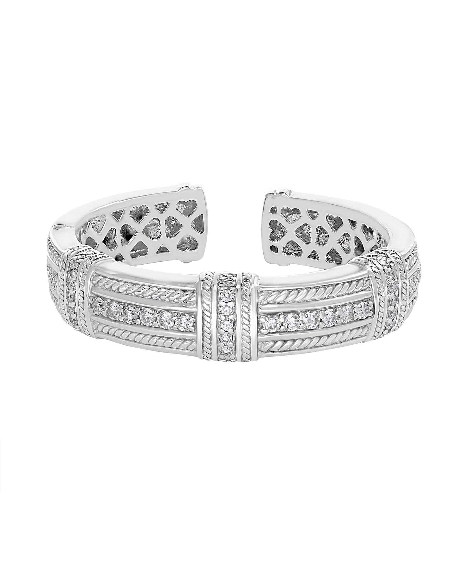 2.2 Ct Diamonds 18 Karat white Gold Cuff Bangle Bracelet By Judith Ripka
Very High Quality of Diamonds 
Clarity : VS1
Color : G
Signed JRIPKA

A spectacular extremely fine jewelry piece. This exceptional Bangle bracelet has Two Horizontal and Three