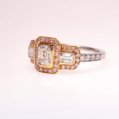 2.2 CT Emerald Cut Diamond 3-Stone Engagement Ring with Natural Pink Diamond (bague de fiançailles à 3 pierres avec diamants roses naturels)