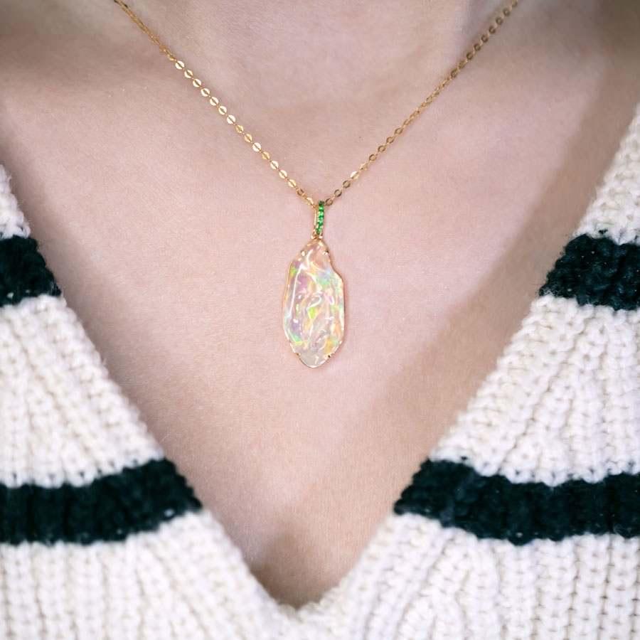 Arts and Crafts 2.2 ct Mexican Fire Opal, Tsavorite Pendant Necklace 18K Yellow Gold en vente