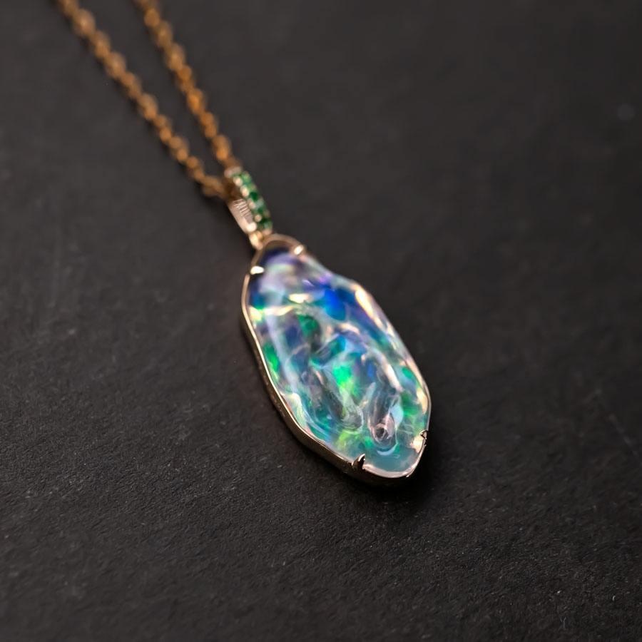 Taille brillant 2.2 ct Mexican Fire Opal, Tsavorite Pendant Necklace 18K Yellow Gold en vente