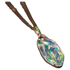 Collar Colgante Ópalo de Fuego Mexicano 2.2 ct, Tsavorita Oro Amarillo 18K