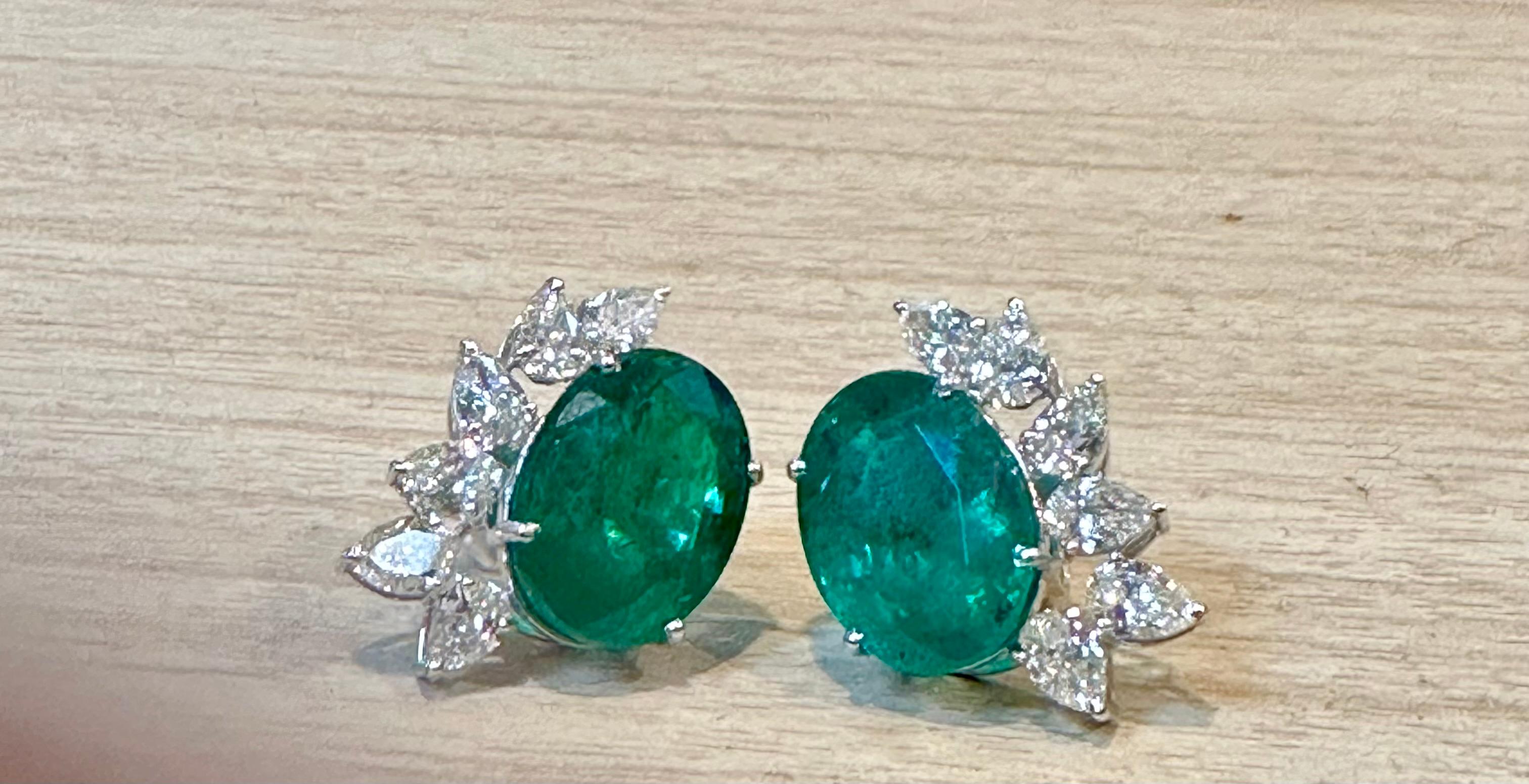 22 Karat natürlicher sambischer Smaragd & 3,60 Karat birnenförmiger Diamant-Ohrstecker, 14KWG (Smaragdschliff) im Angebot