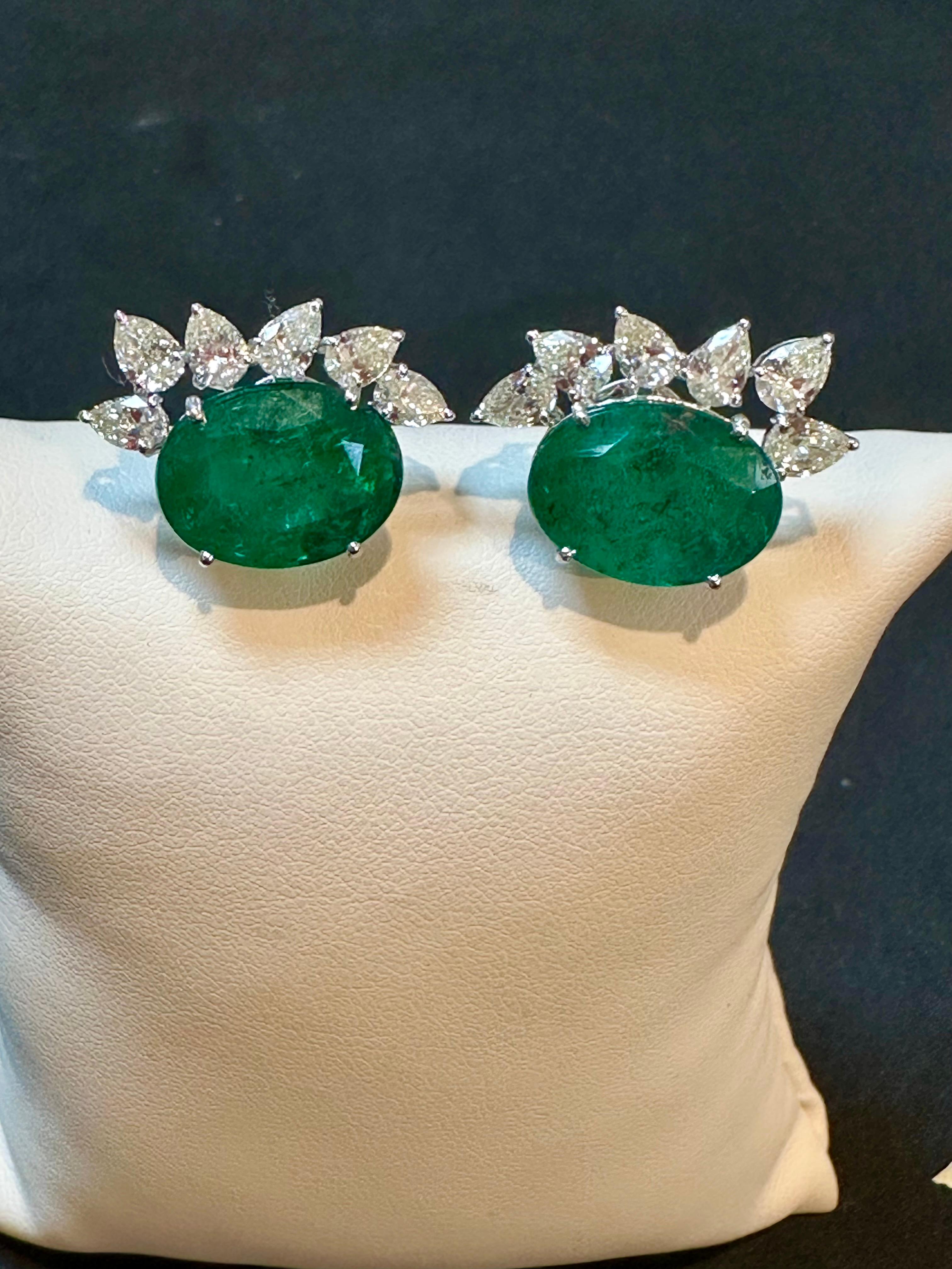 22 Karat natürlicher sambischer Smaragd & 3,60 Karat birnenförmiger Diamant-Ohrstecker, 14KWG im Zustand „Neu“ im Angebot in New York, NY