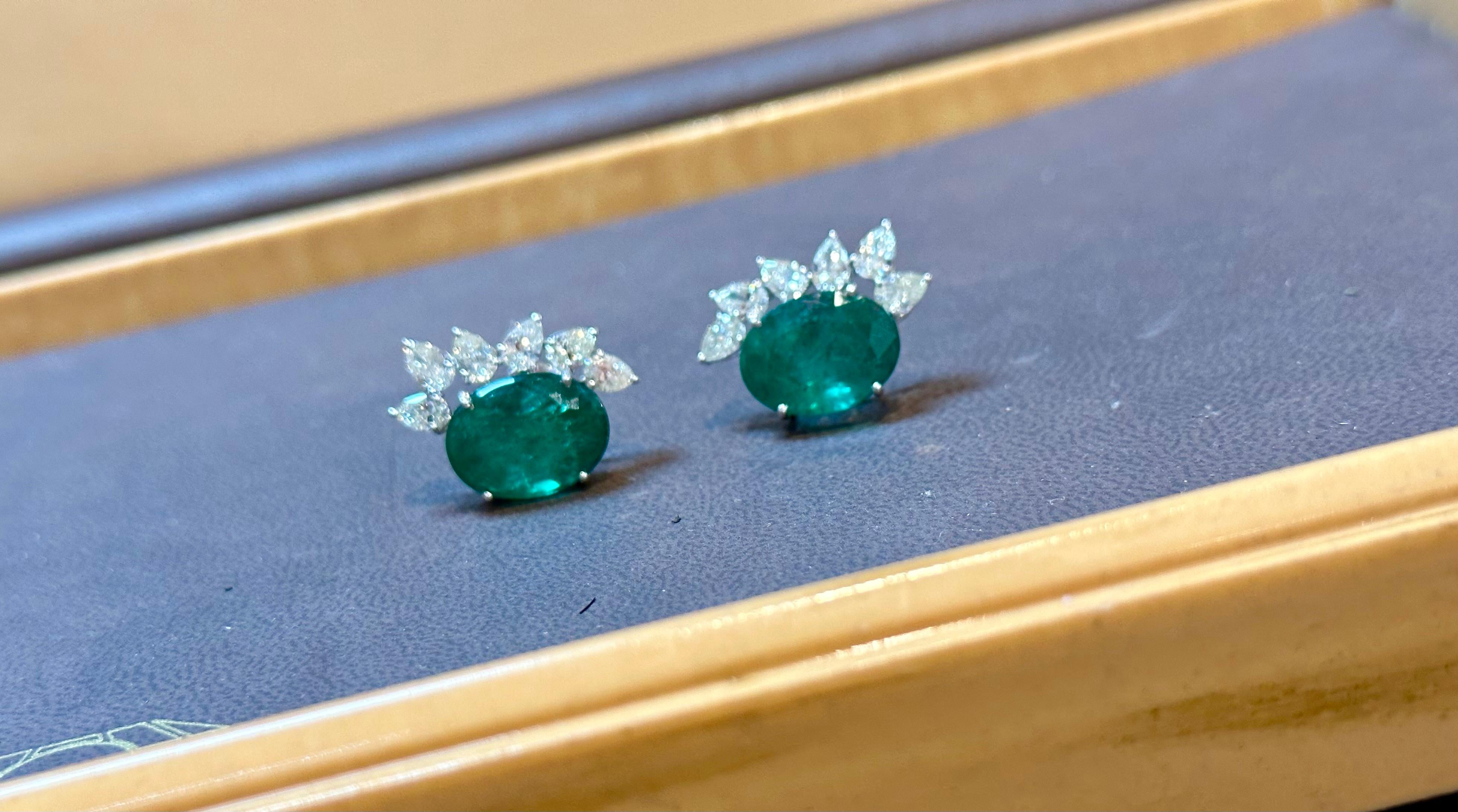 22 Karat natürlicher sambischer Smaragd & 3,60 Karat birnenförmiger Diamant-Ohrstecker, 14KWG Damen im Angebot