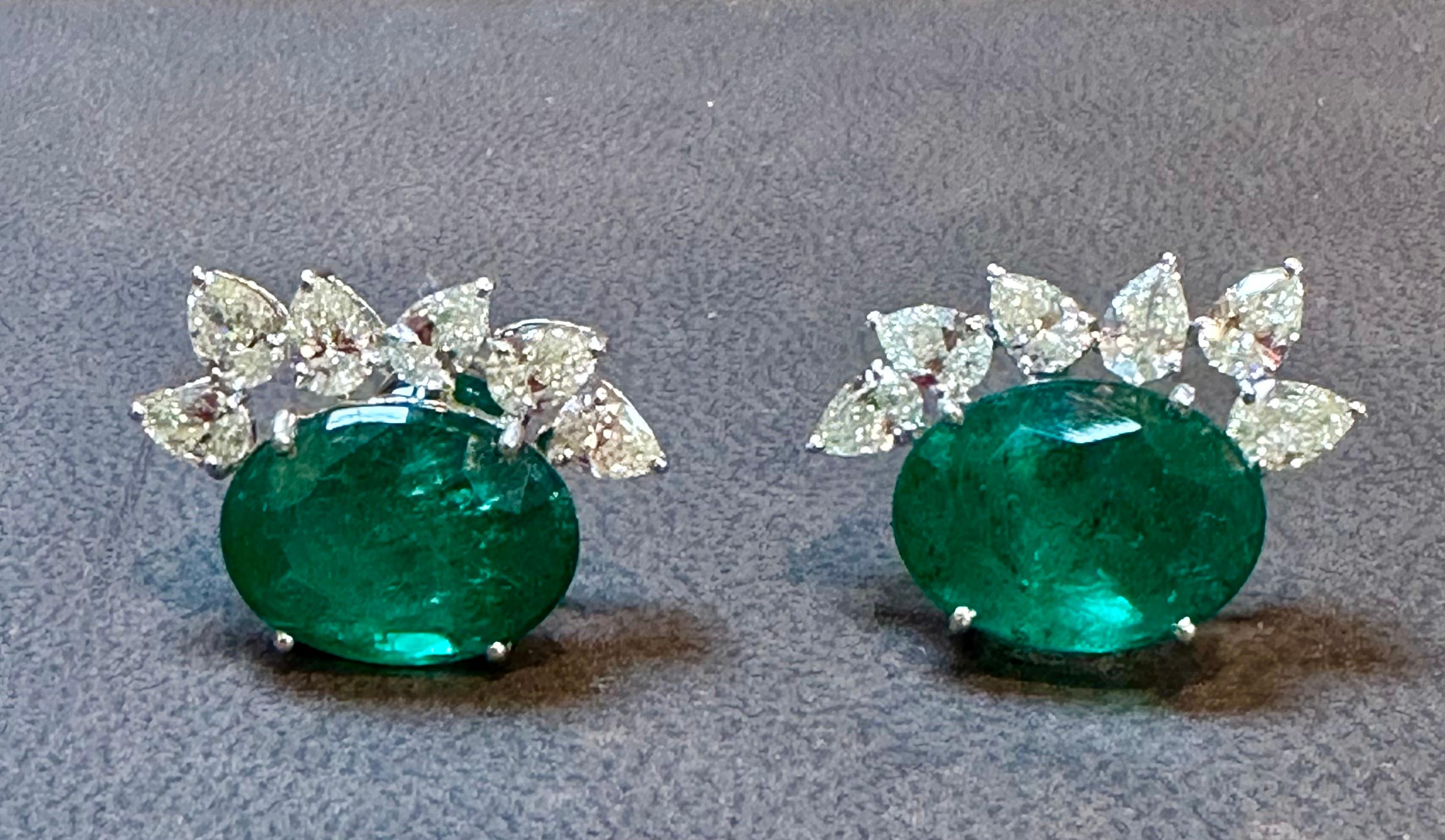22 Karat natürlicher sambischer Smaragd & 3,60 Karat birnenförmiger Diamant-Ohrstecker, 14KWG im Angebot 1