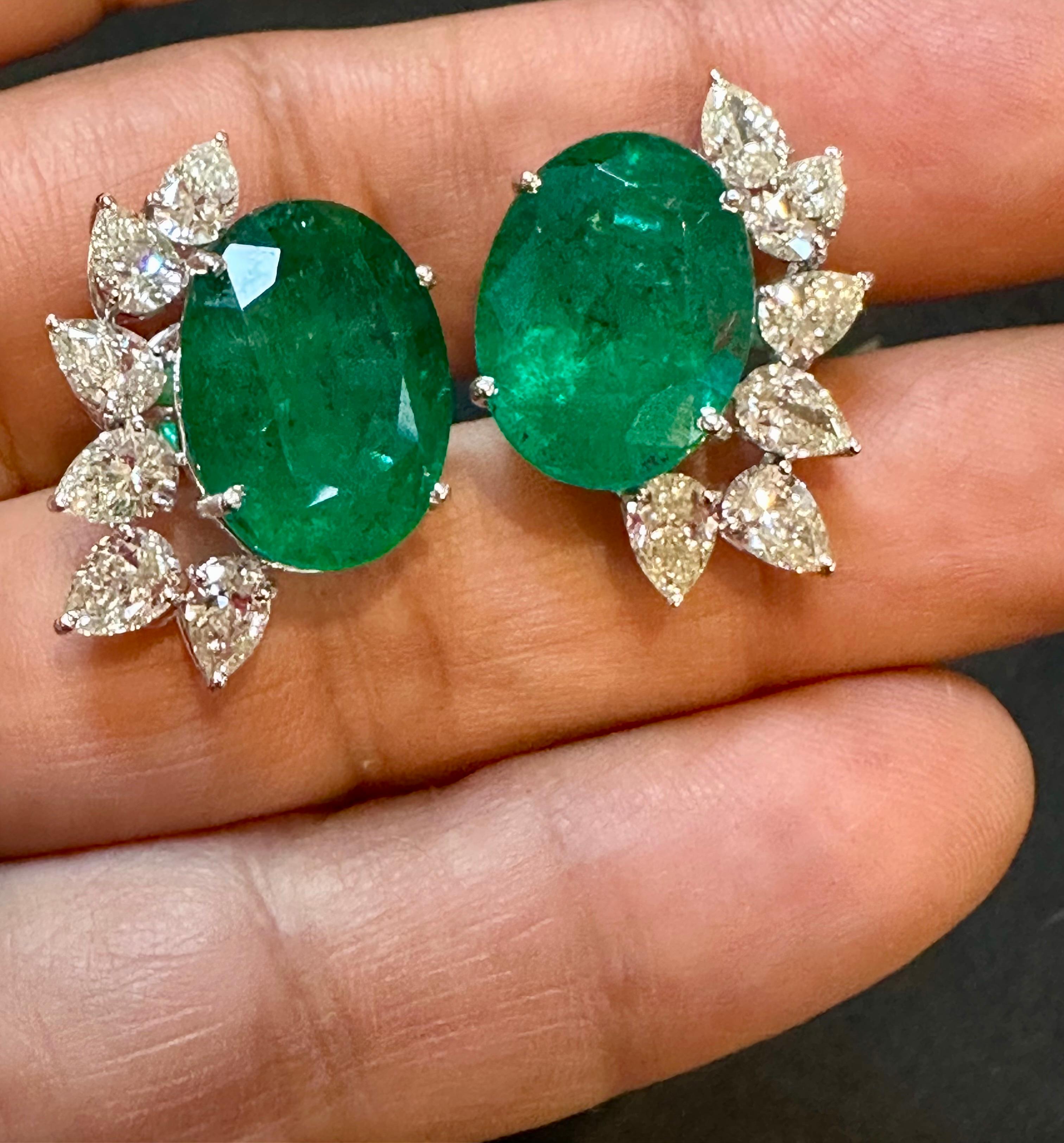 22 Karat natürlicher sambischer Smaragd & 3,60 Karat birnenförmiger Diamant-Ohrstecker, 14KWG im Angebot 3