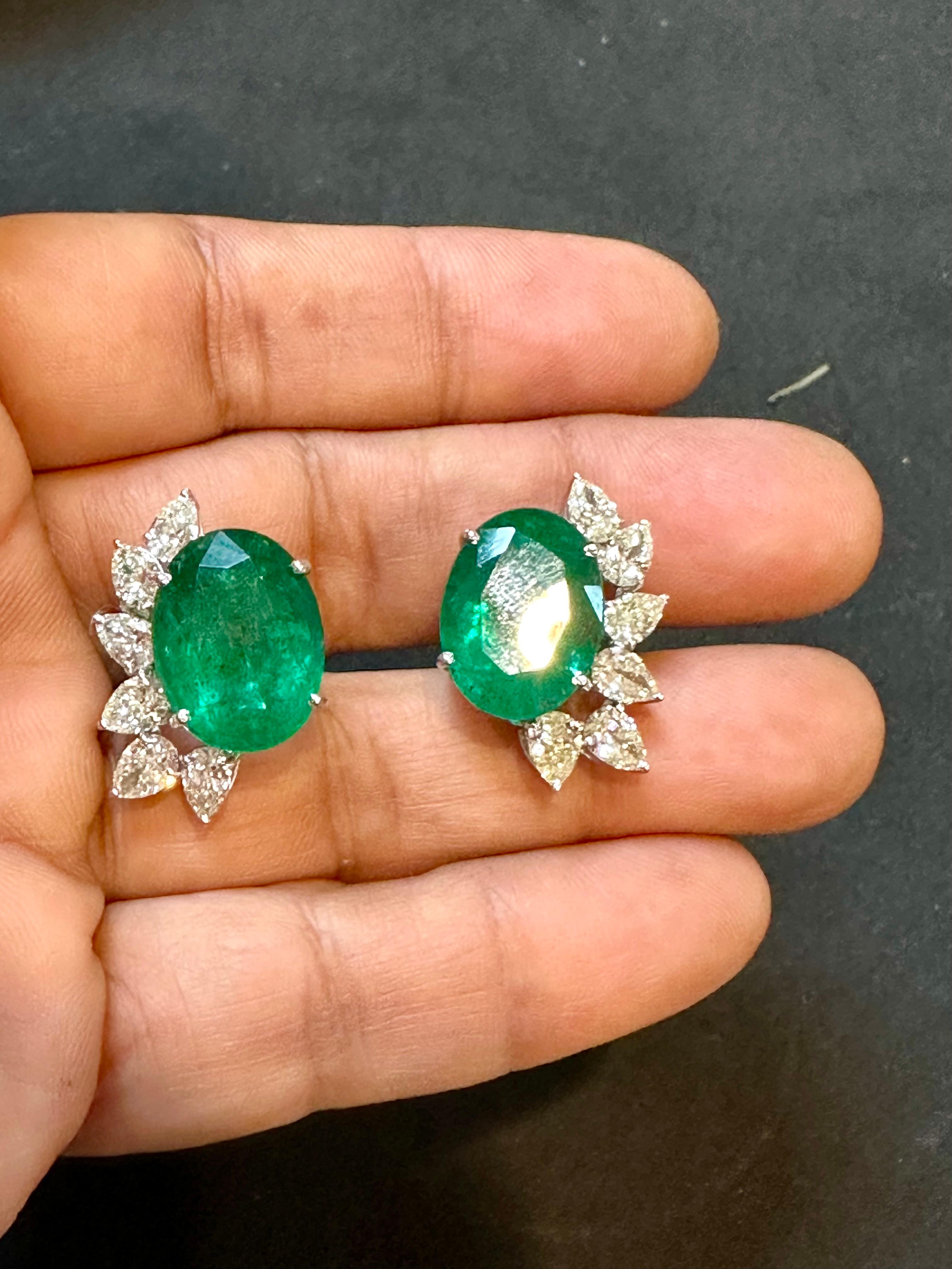 22 Karat natürlicher sambischer Smaragd & 3,60 Karat birnenförmiger Diamant-Ohrstecker, 14KWG im Angebot 4