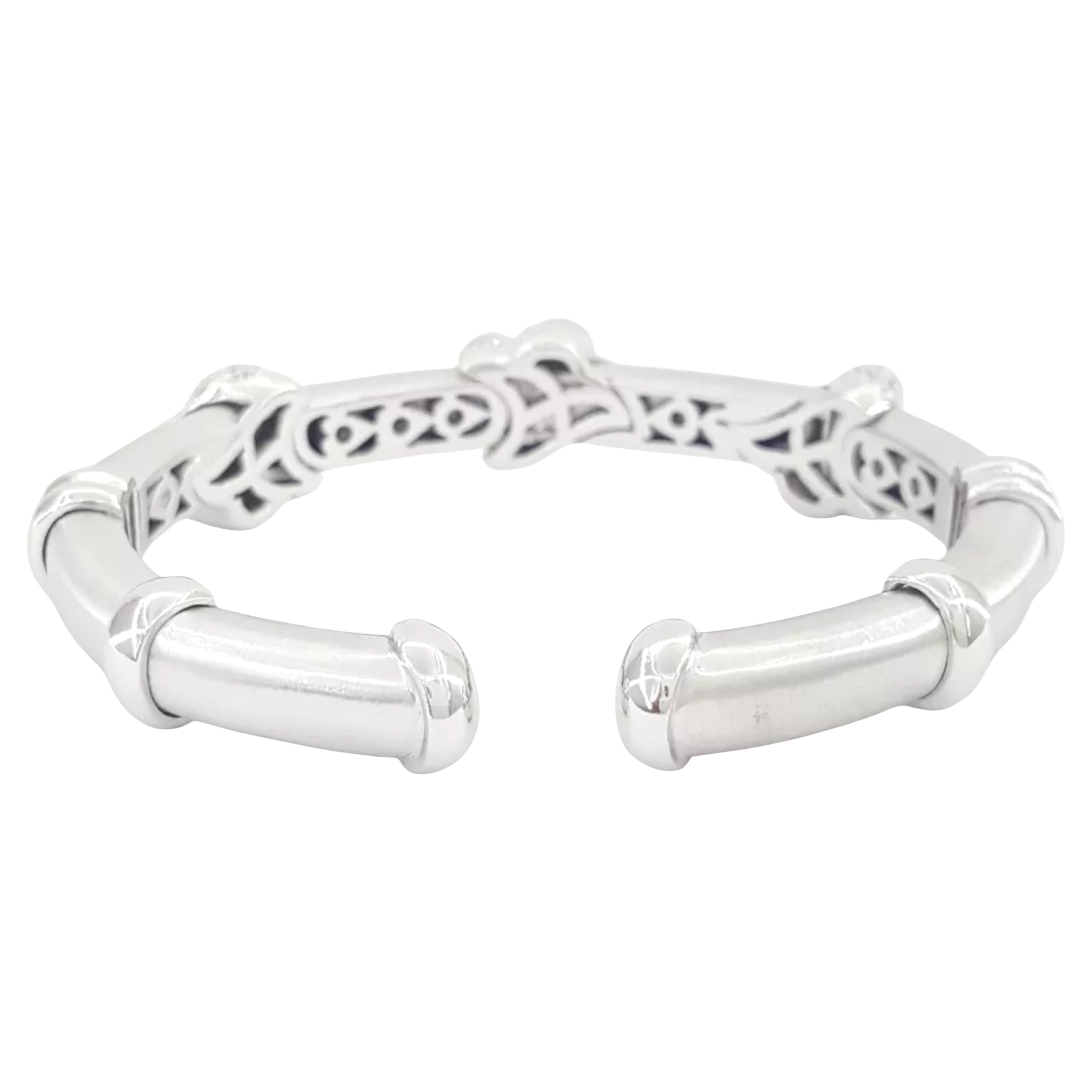 Il bracciale flex con diamanti da 2,2 carati è realizzato in oro bianco 18 carati e pesa 61,3 grammi. Misura 6,5 pollici di lunghezza e contiene 143 diamanti naturali rotondi taglio brillante per un totale di circa 2,2 carati, con un colore di grado