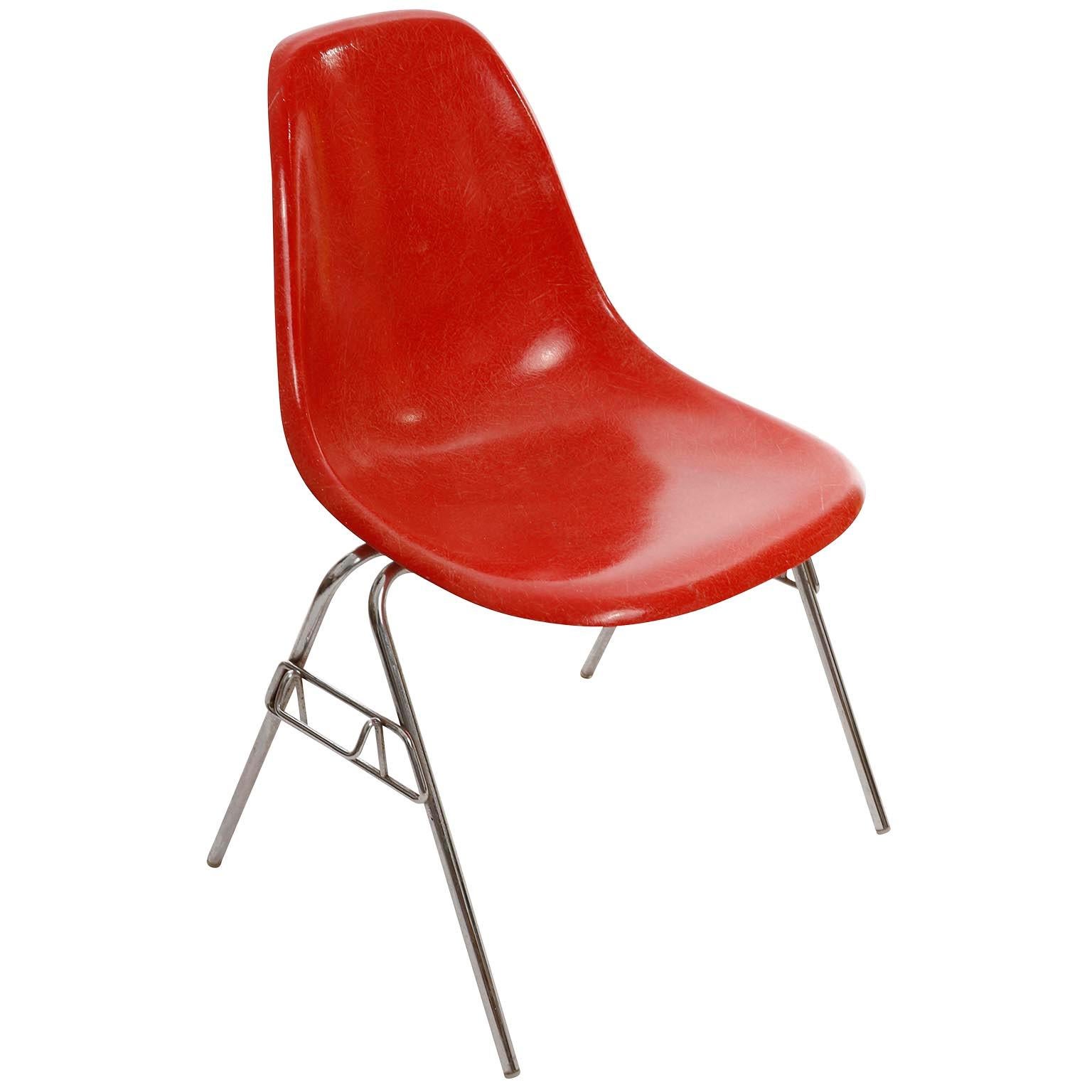 Einer von 22 stapelbaren Esszimmerstühlen von Charles & Ray Eames für Herman Miller, hergestellt in der Mitte des Jahrhunderts, 1974.
Die Stühle sind auf der Unterseite der Sitze mit 