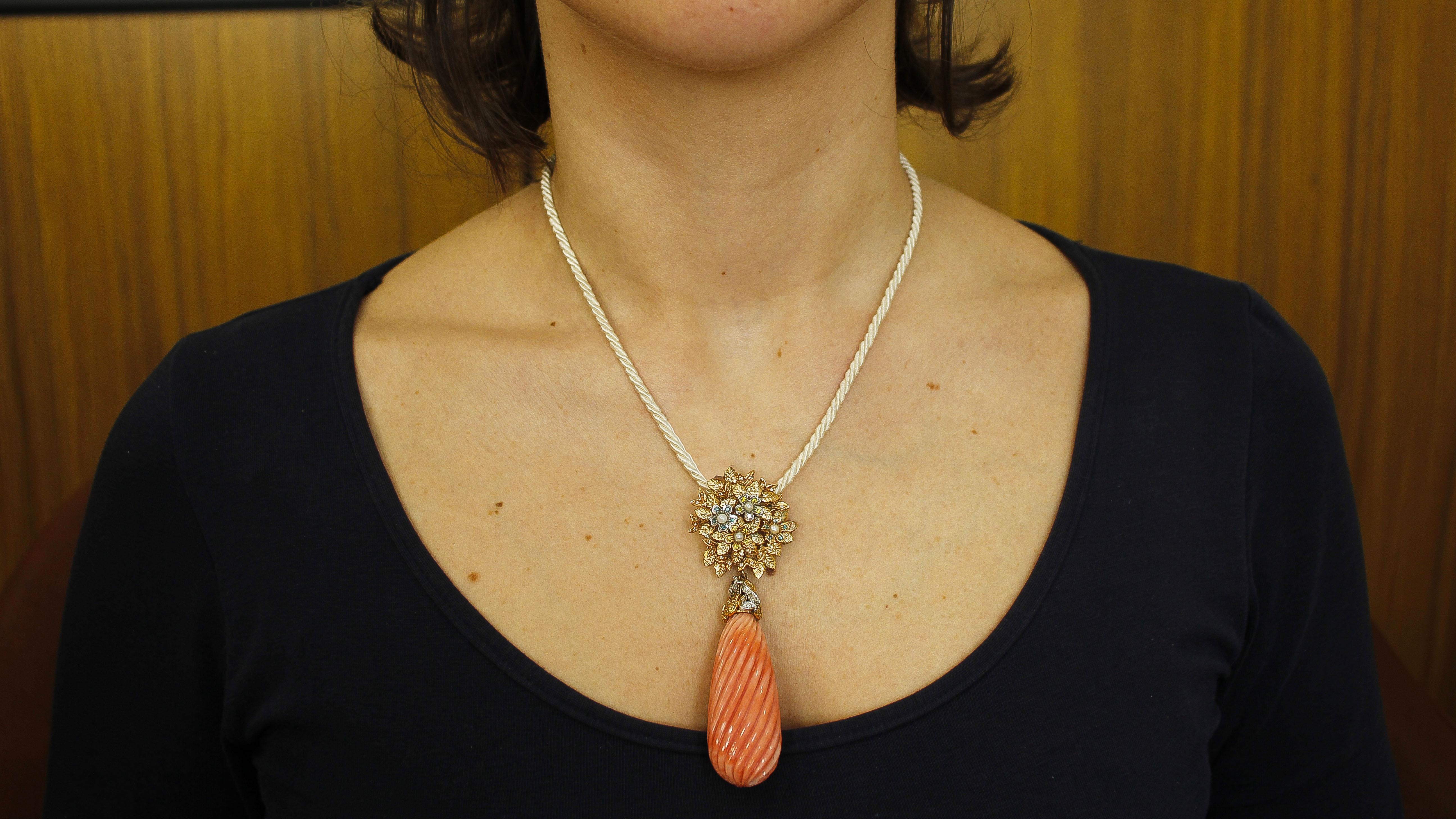 22 g Engraved Big Orange Coral, Diamonds, Pearls, 14K Yellow/White Gold Pendant In Excellent Condition For Sale In Marcianise, Marcianise (CE)