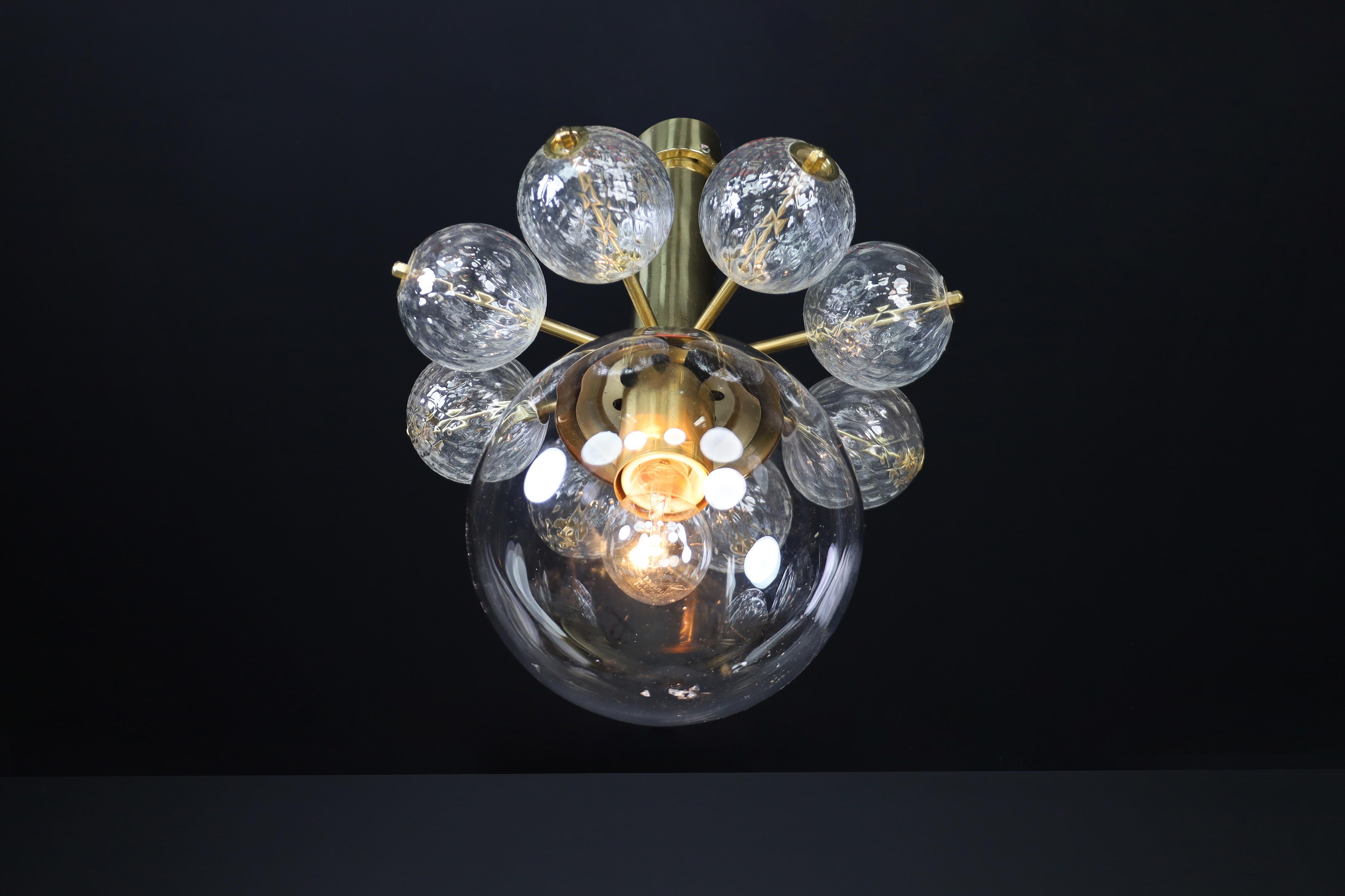 Tchèque Grand lustre avec fixation en laiton et soufflé à la main  globes en verre, Cz 1960 en vente
