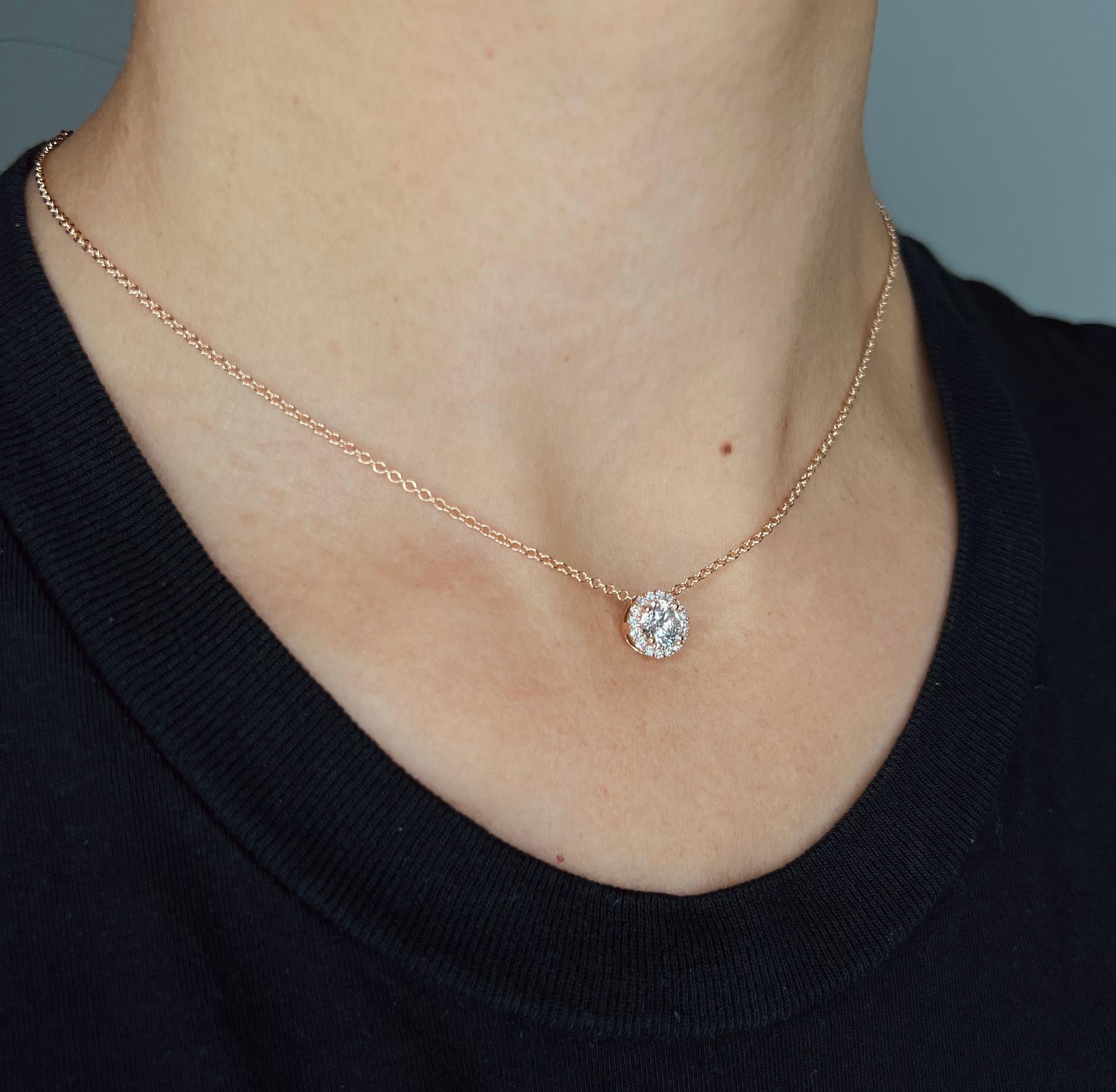 Ce pendentif en forme de cercle de diamants offre un look chic et lumineux.
Métal : Or 14k
Nombre total de carats de diamants (y compris le halo de 0,15 ct) : 0.90 au total (0,75 au centre) 
Taille du diamant : Diamants naturels ronds (non