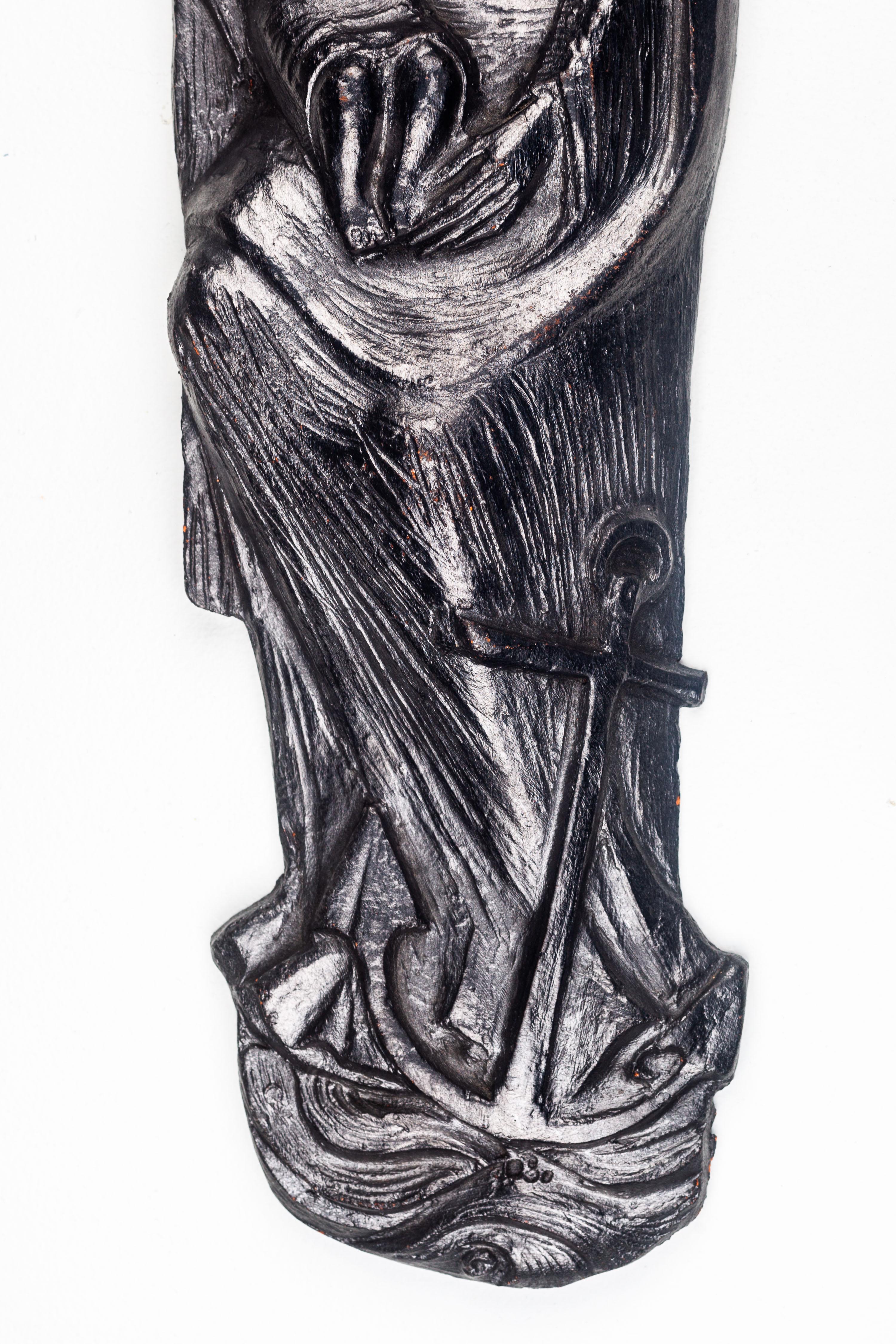 22-Zoll-Wanddekoration aus schwarzer Keramik - Jungfrau Maria mit Anker inmitten der Wellen im Angebot 9