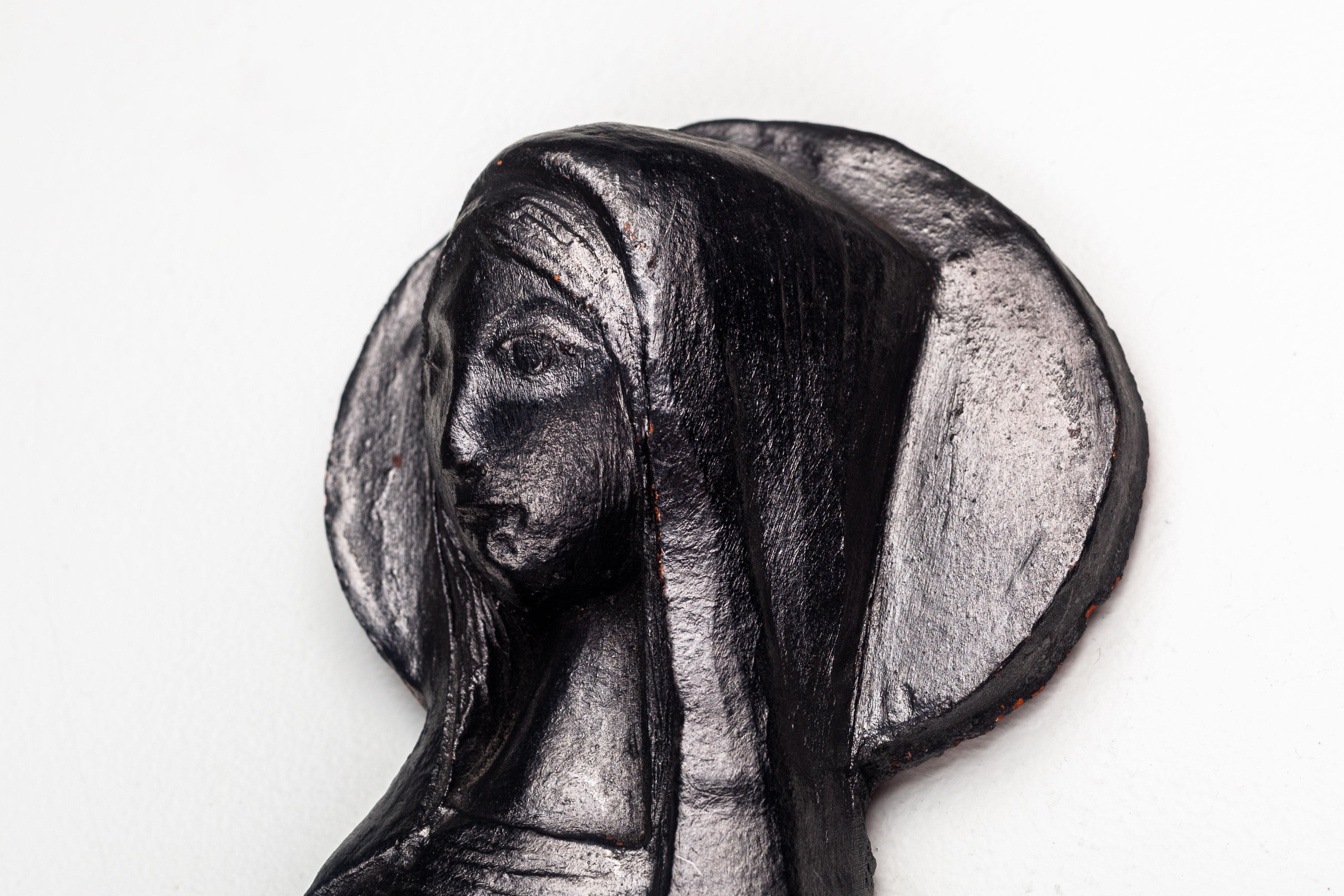 22-Zoll-Wanddekoration aus schwarzer Keramik - Jungfrau Maria mit Anker inmitten der Wellen (Brutalismus) im Angebot