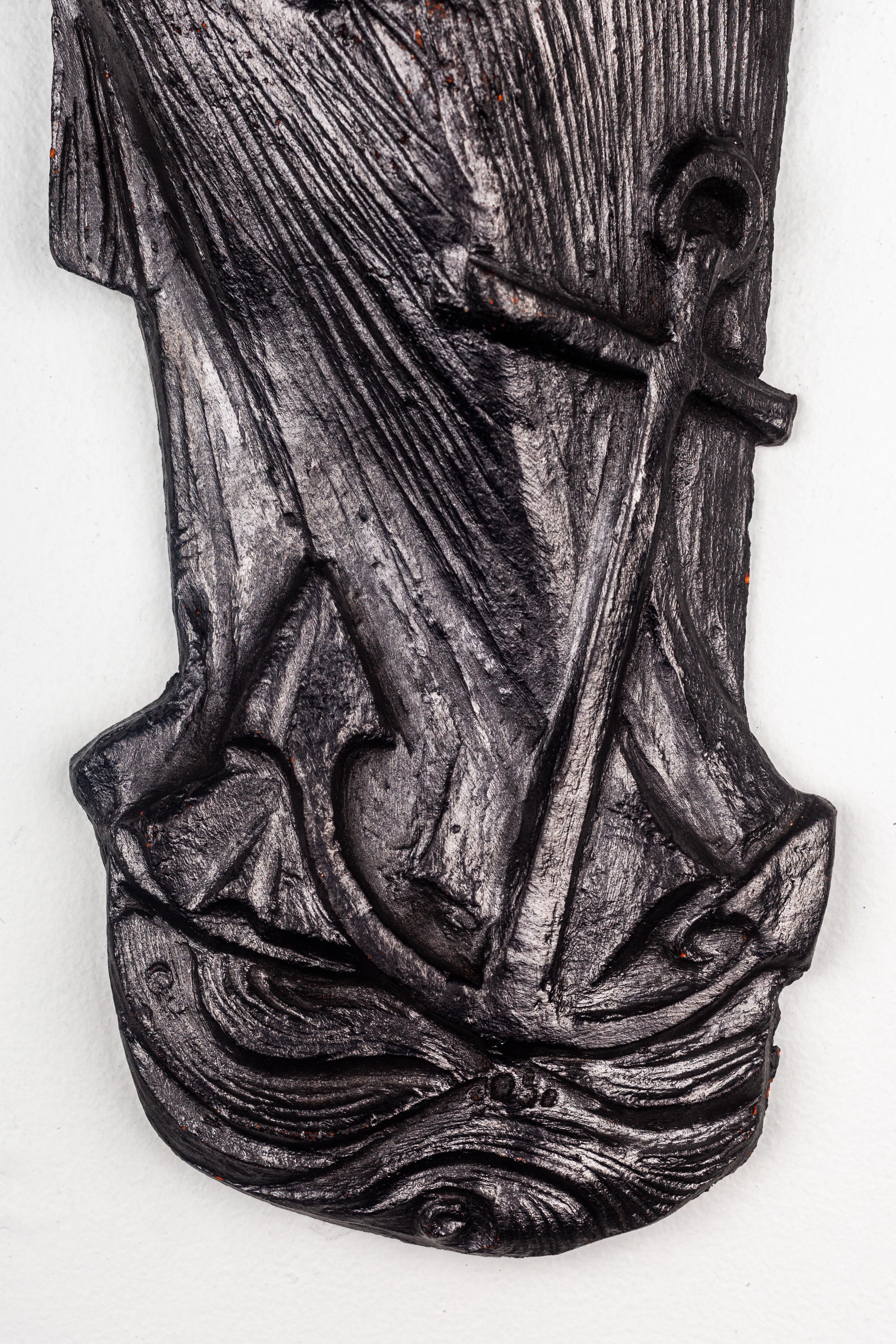 22-Zoll-Wanddekoration aus schwarzer Keramik - Jungfrau Maria mit Anker inmitten der Wellen im Zustand „Gut“ im Angebot in Chicago, IL