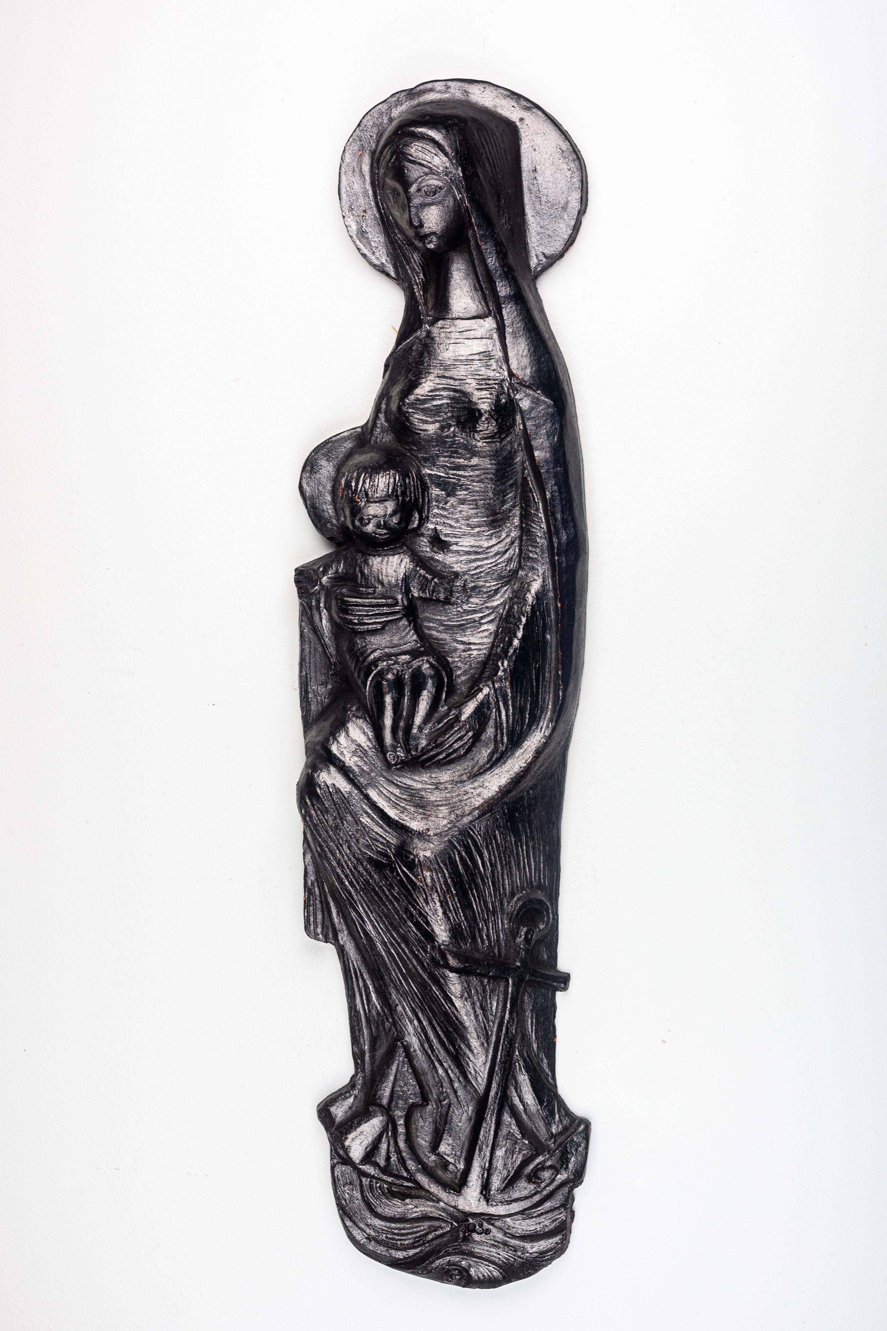 Milieu du XXe siècle Décoration murale en céramique noire de 22 pouces - Vierge Marie avec ancre parmi les vagues en vente
