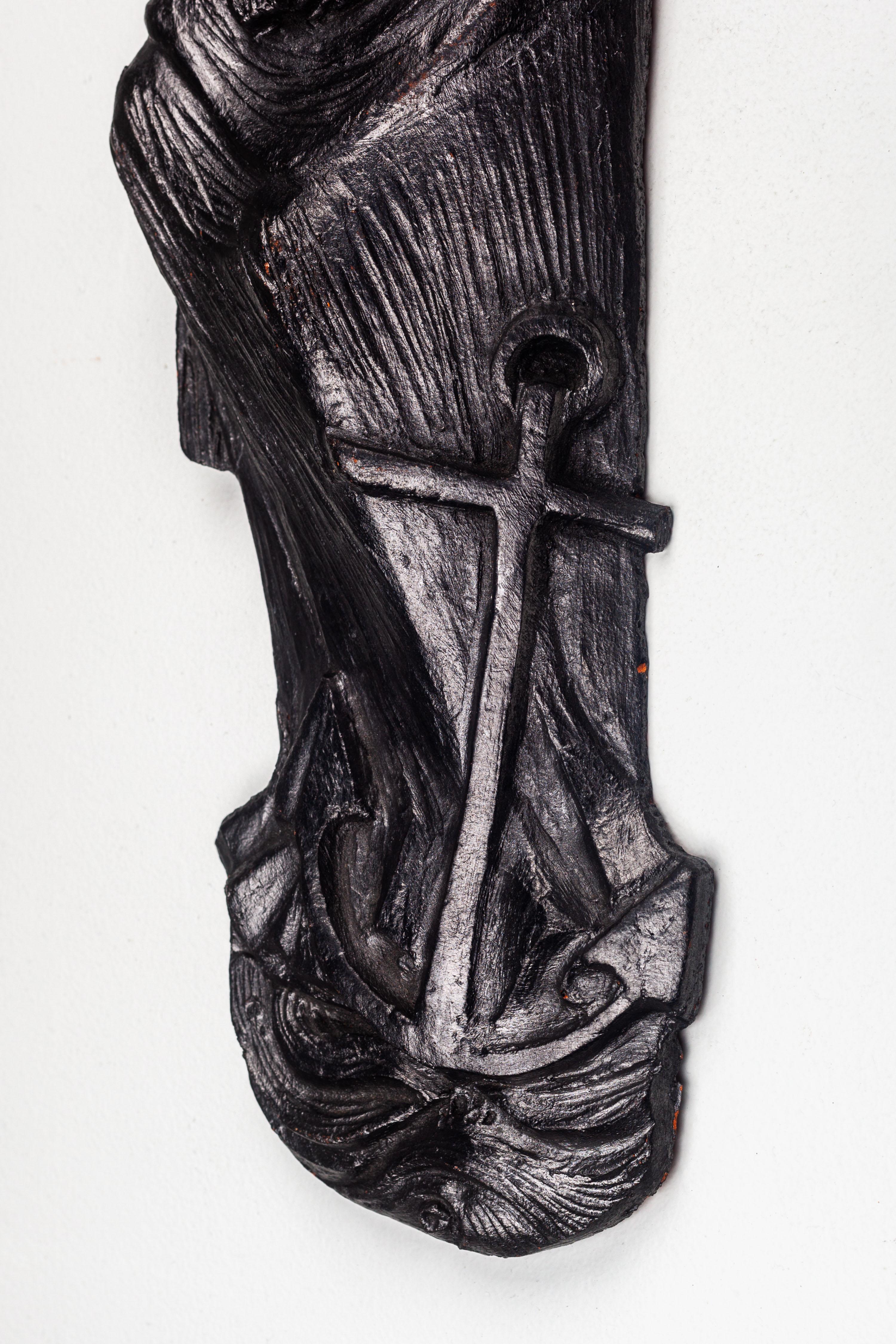 22-Zoll-Wanddekoration aus schwarzer Keramik - Jungfrau Maria mit Anker inmitten der Wellen im Angebot 3