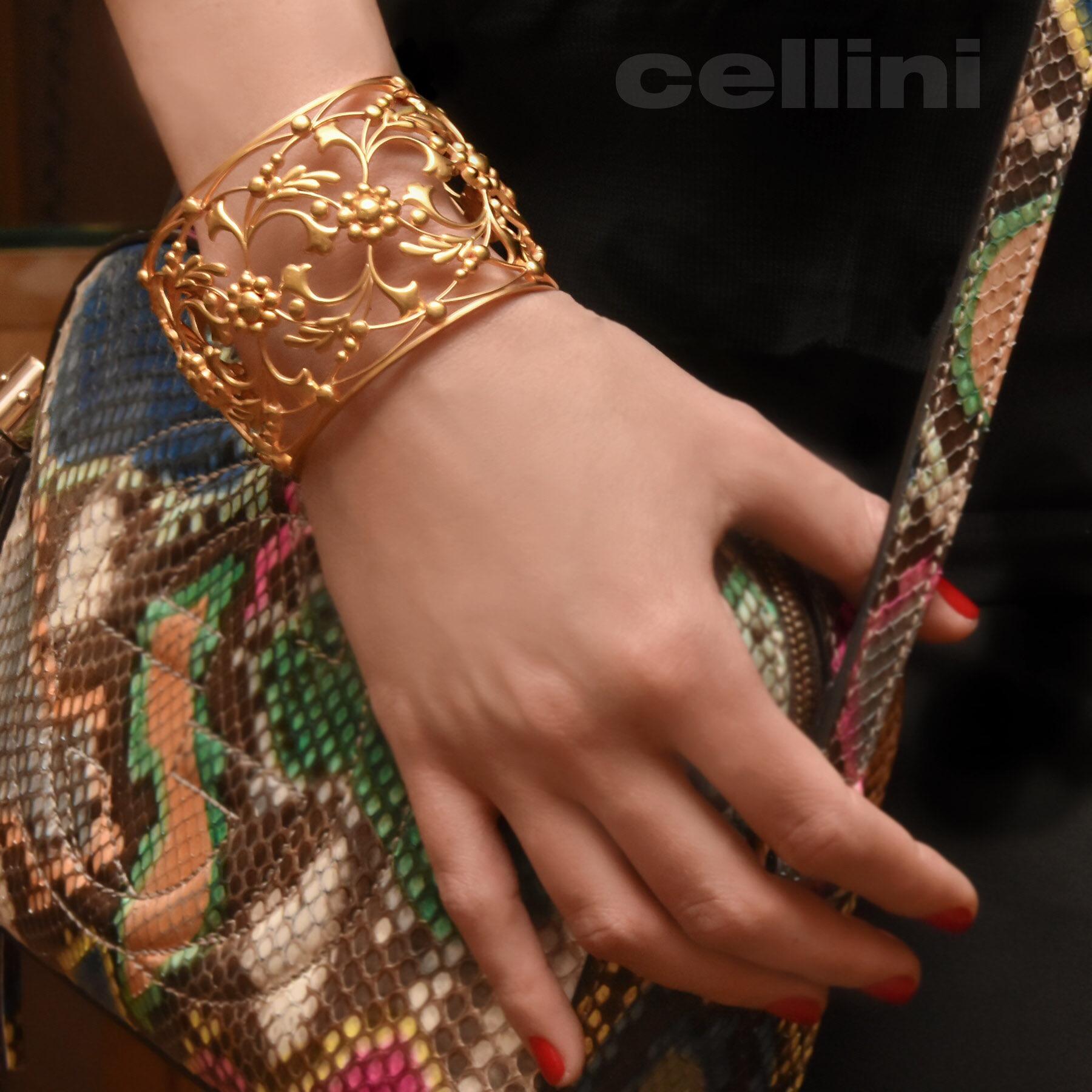Ce bracelet manchette en or jaune 18 carats et 22 carats présente un motif floral inspiré des créations du XVIIIe siècle. La pièce est intemporelle et féminine et peut facilement être portée avec un jean et un tee-shirt ou une robe de soirée. L'or