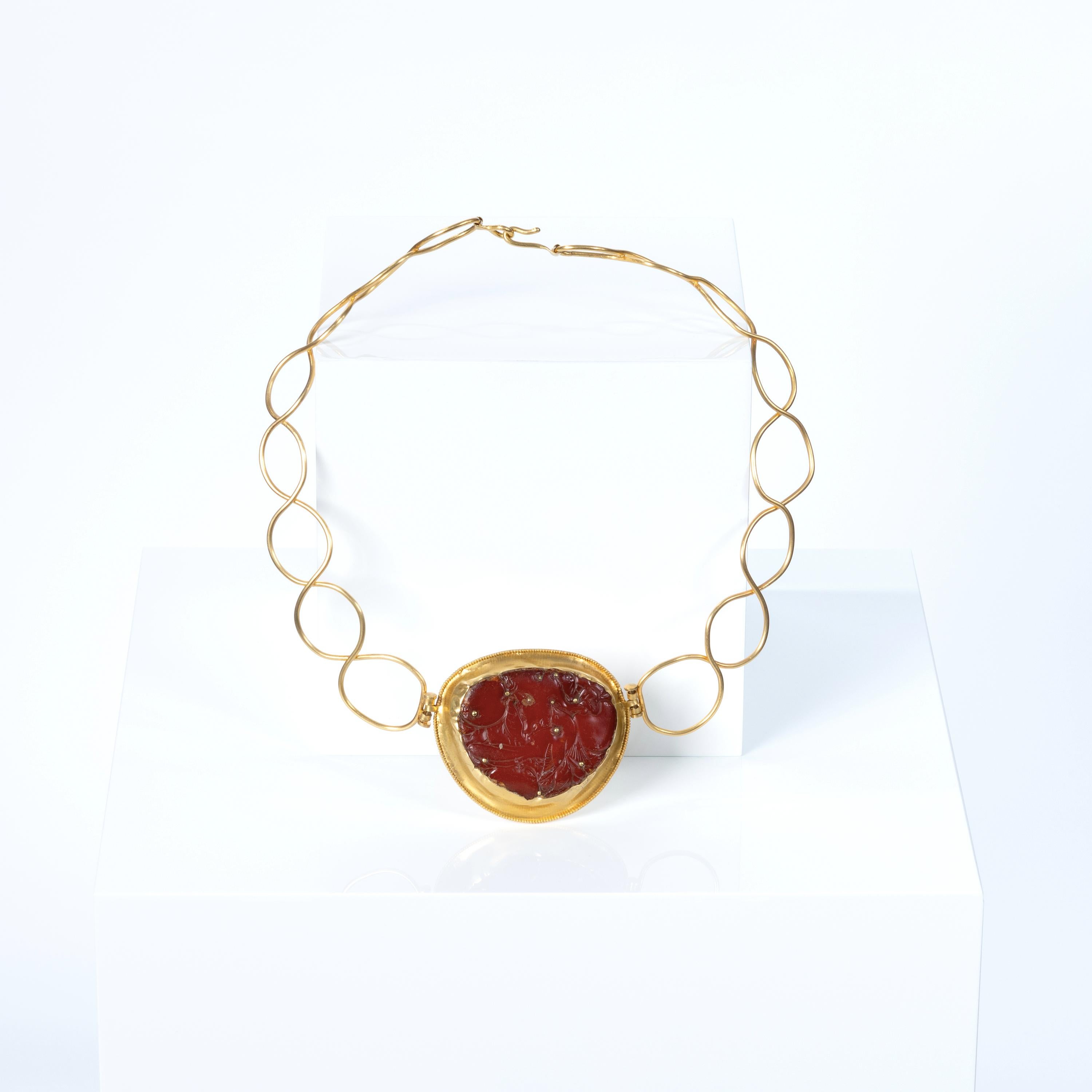 22 Karat Gold, baltisches Bernstein geschnitzt im 18. Jahrhundert – China Torc (Cabochon) im Angebot