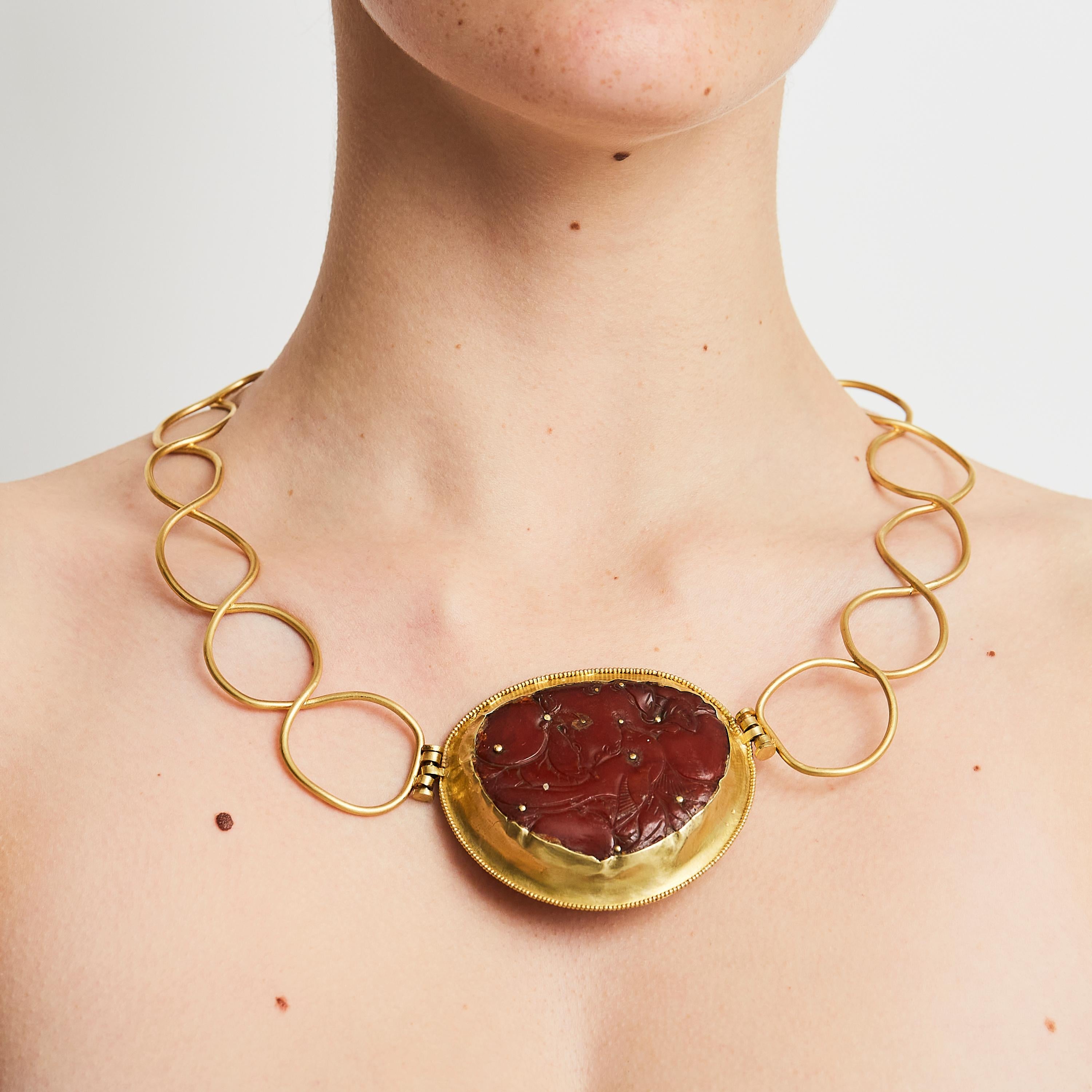 Dieser elegante Torc ist aus einem Band aus 22 Karat Gold gefertigt. Seine natürliche Form und sein Muster werden durch ein Stück Baltischen Bernsteins in seiner Mitte ergänzt, das im 18. Jahrhundert in China geschnitzt wurde. 


Objet d'Emotion