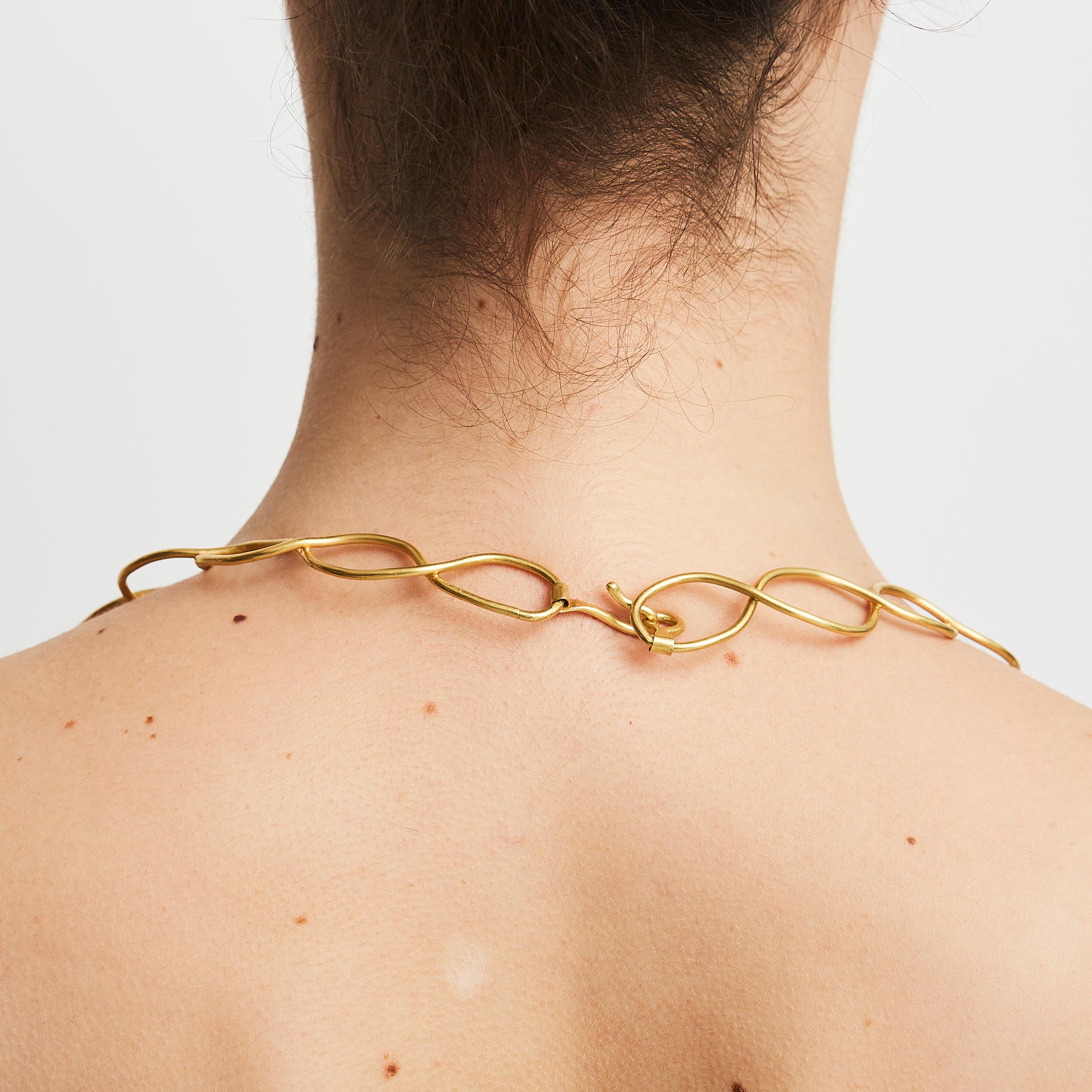 22 Karat Gold, baltisches Bernstein geschnitzt im 18. Jahrhundert – China Torc (Künstler*in) im Angebot