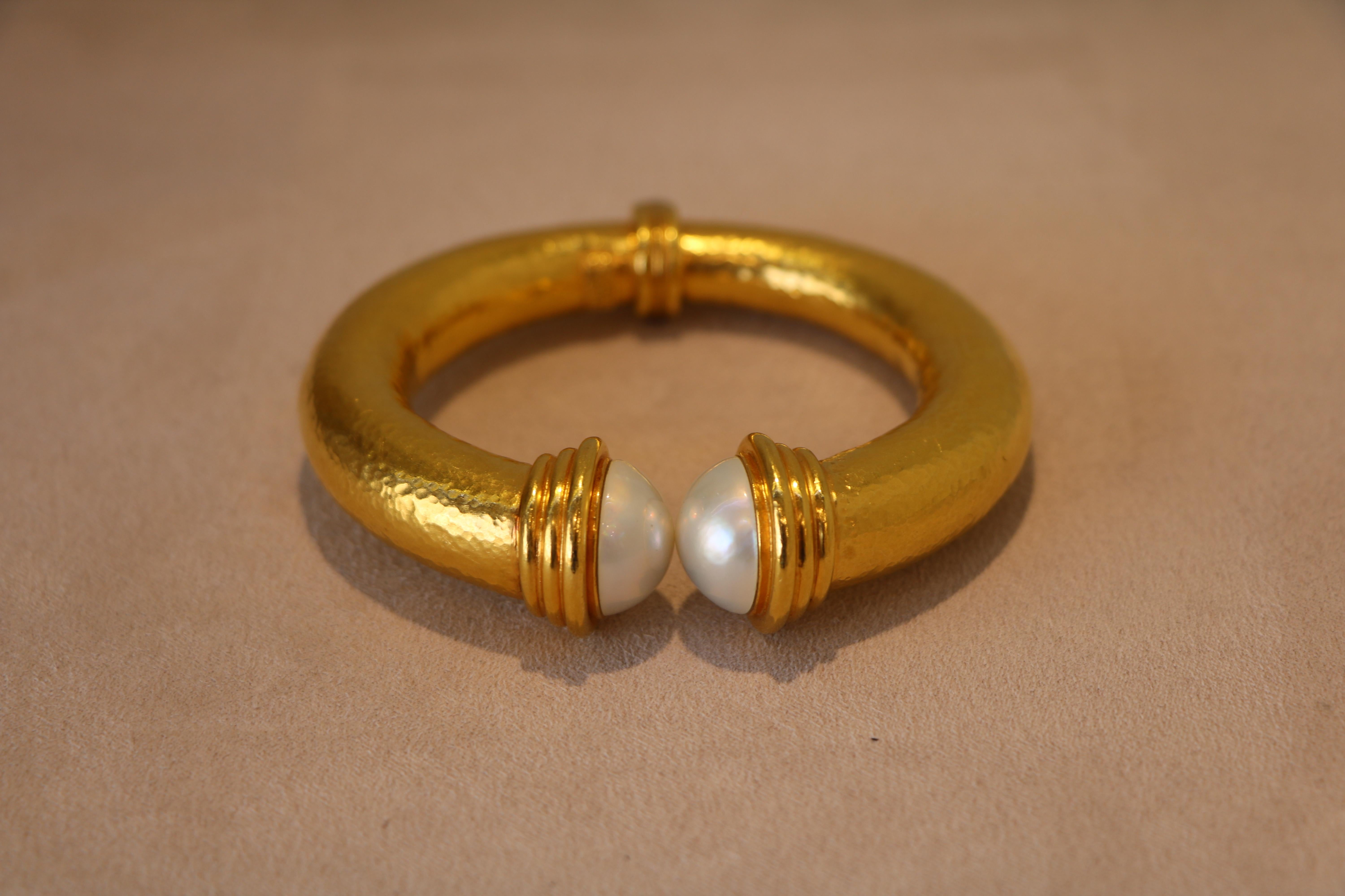 Bracciale in oro 22 carati del marchio Zolotas, dal design aperto e dalla finitura ruvida.
Oro giallo 22 carati
2 perle bianche naturali Moby
peso: 110,8