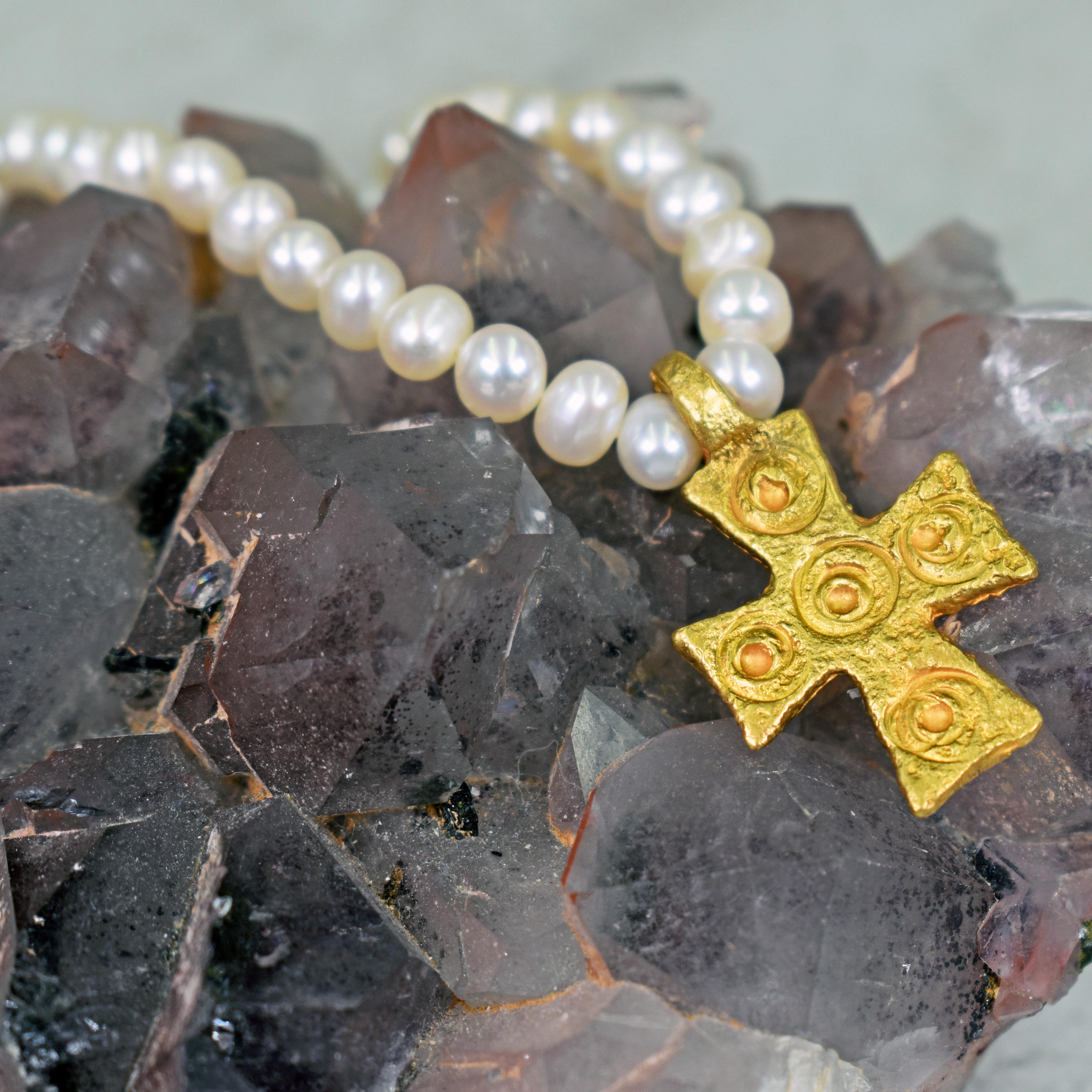 Byzantinischer Stil 22k Gelbgold Kreuz Anhänger auf weißen Süßwasserperlen Perlenkette. Die Halskette ist mit einem Hakenverschluss aus 22 Karat Gold versehen. Die Perlenkette ist 16 Zoll lang, und der Goldanhänger, einschließlich Bügel, ist 1 Zoll